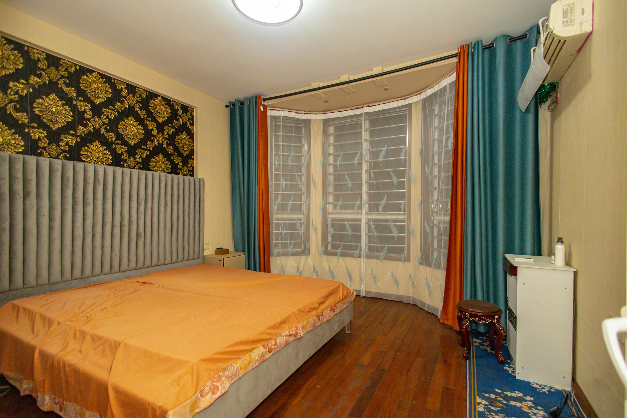 山水人家一二期 4室2厅2卫 95.0万 山水人家一二期 4室2厅2卫 95.0万卧室