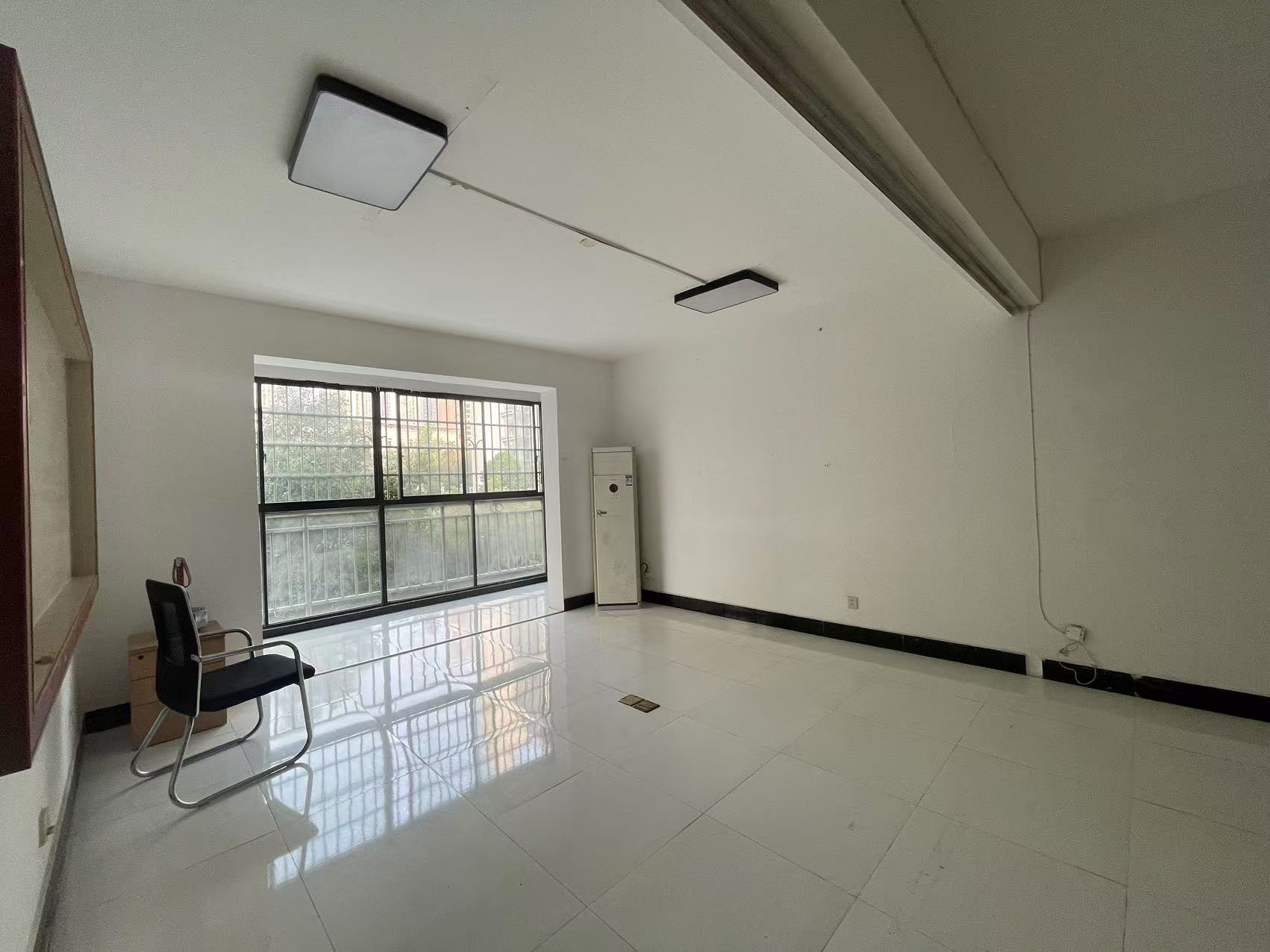 湘诚嘉园  4室2厅2卫    2500.0元/月 湘诚嘉园  4室2厅2卫    2500.0元/月室内图