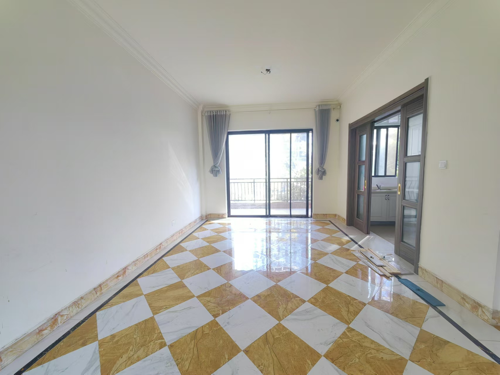 碧桂园 3室2厅2卫 2400.0元/月 碧桂园 3室2厅2卫 2400.0元/月室内图