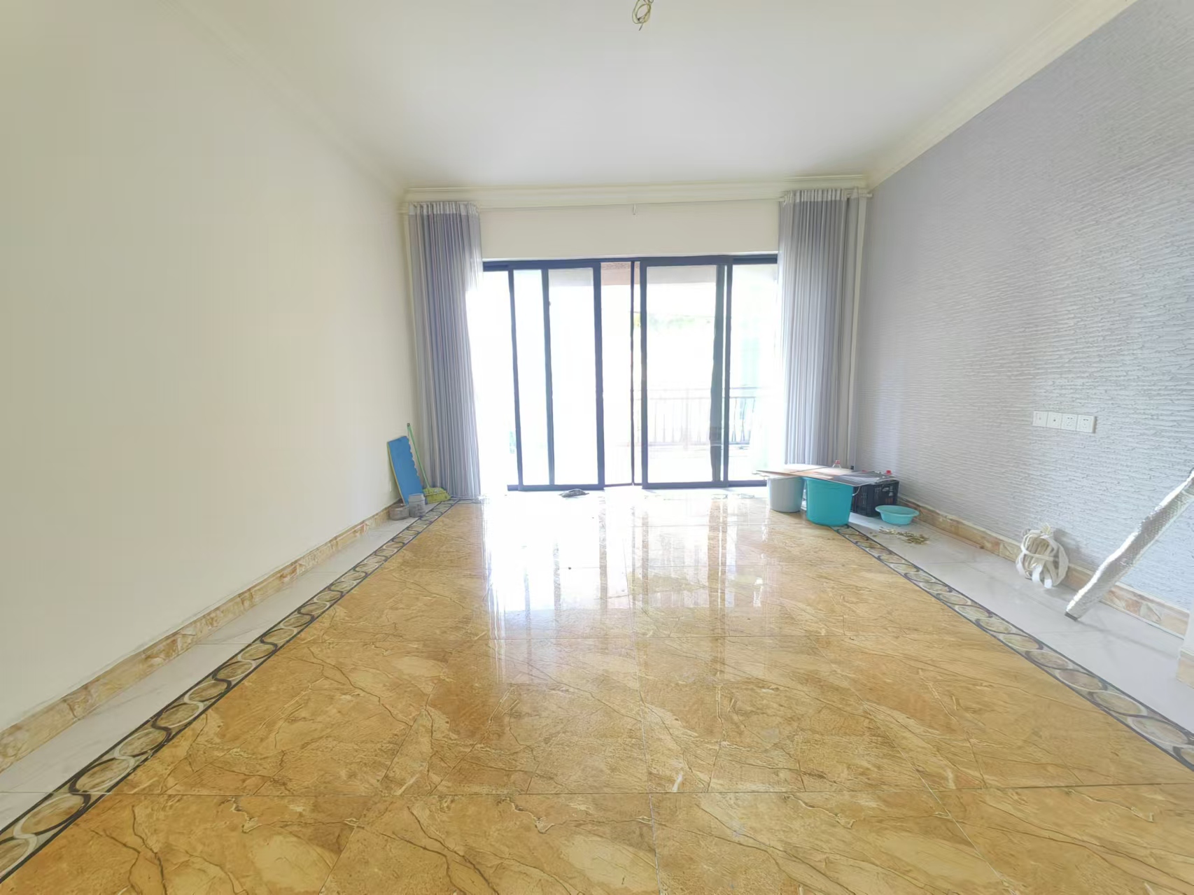 碧桂园 3室2厅2卫 2400.0元/月 碧桂园 3室2厅2卫 2400.0元/月室内图