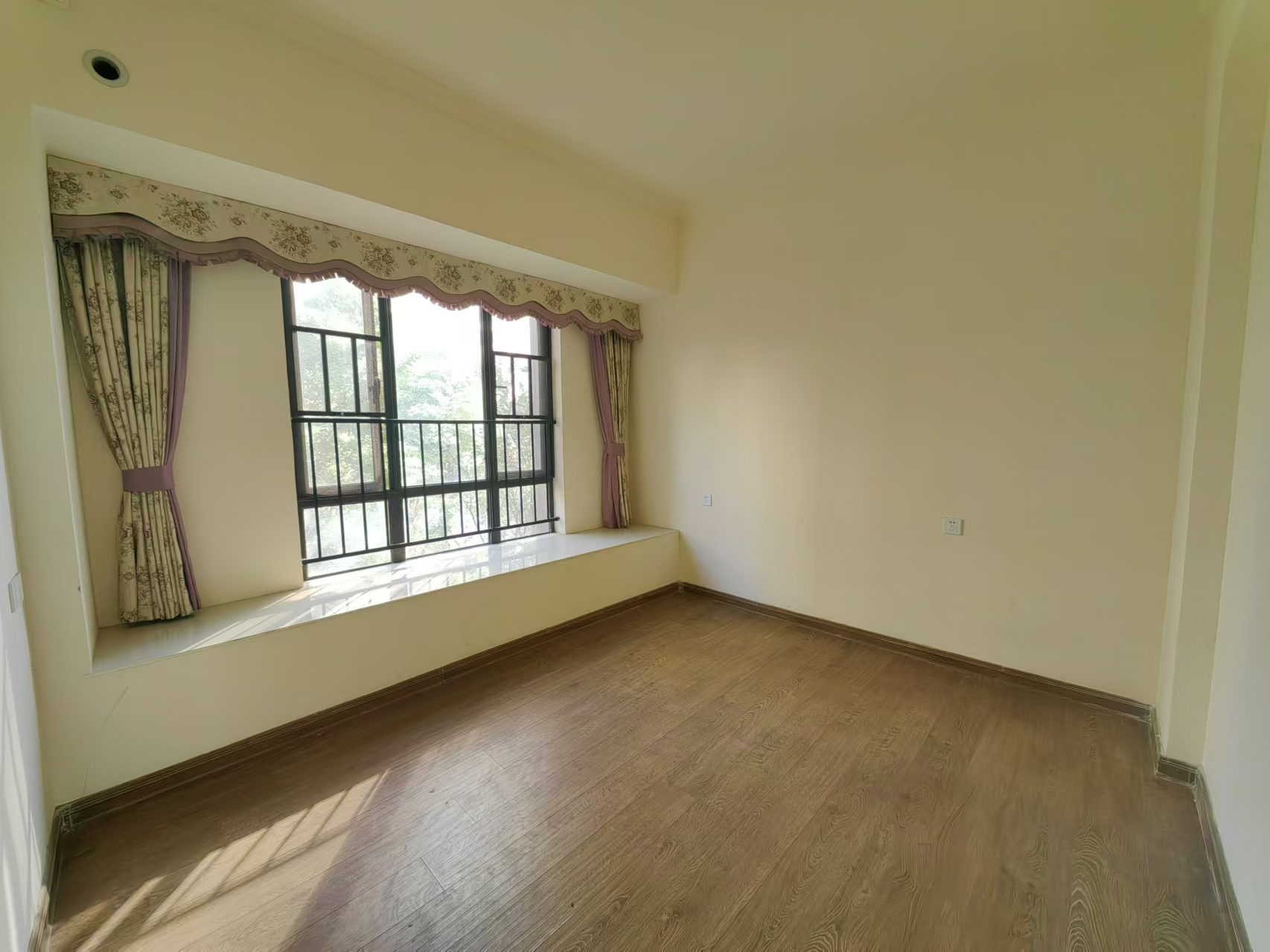 碧桂园 3室2厅2卫 2400.0元/月 碧桂园 3室2厅2卫 2400.0元/月室内图