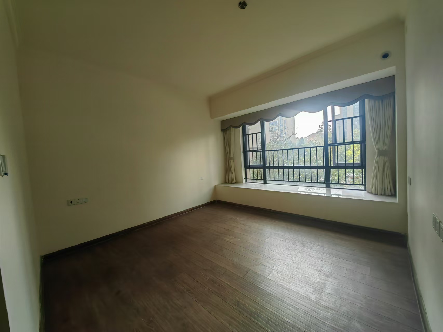 碧桂园 3室2厅2卫 2400.0元/月 碧桂园 3室2厅2卫 2400.0元/月室内图