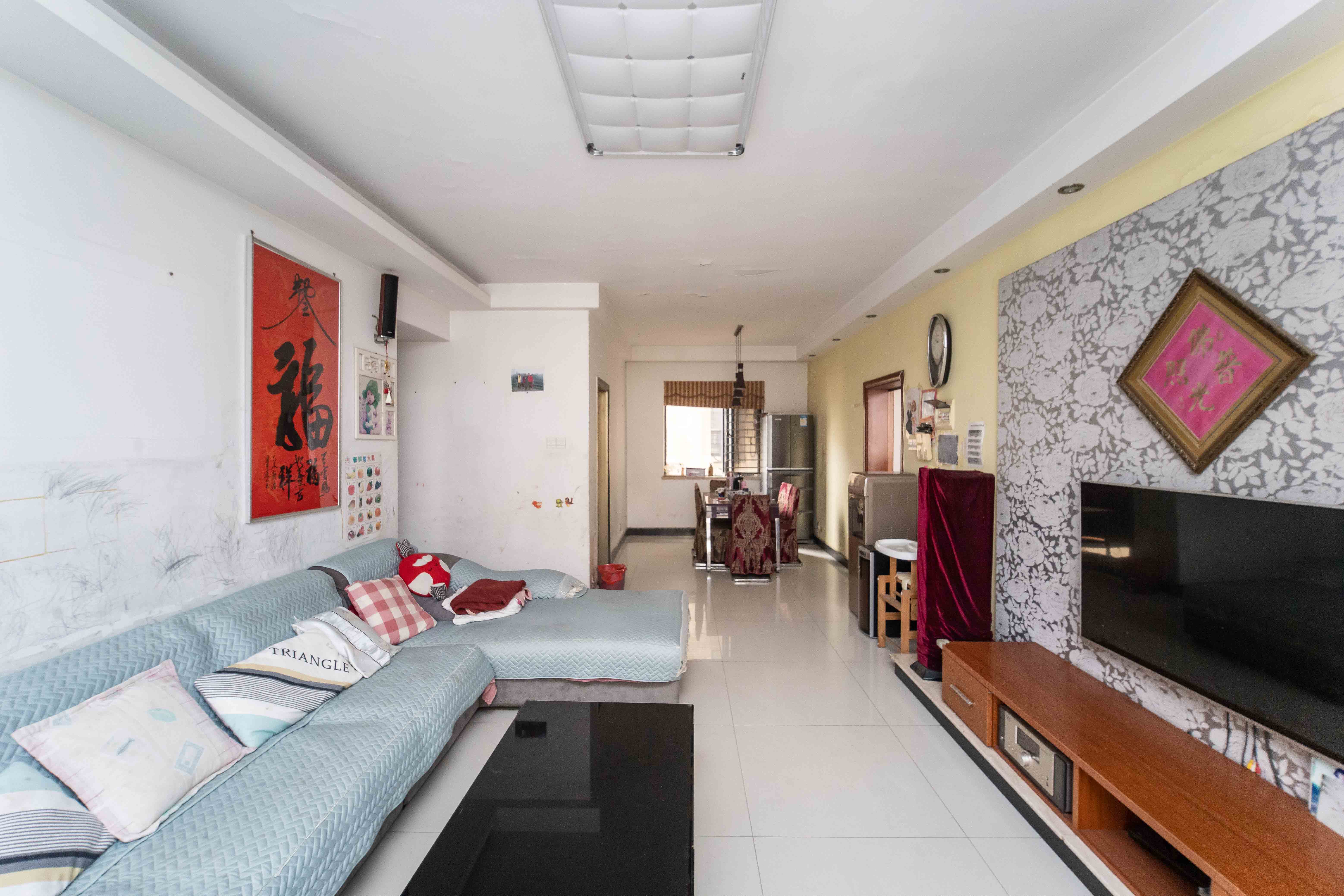 尚东紫郡 3室2厅2卫 90.0万 尚东紫郡 3室2厅2卫 90.0万客厅