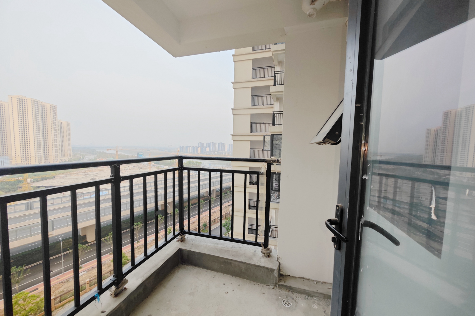 伊景园滨河苑 3室2厅2卫 80.0万 伊景园滨河苑 3室2厅2卫 80.0万阳台