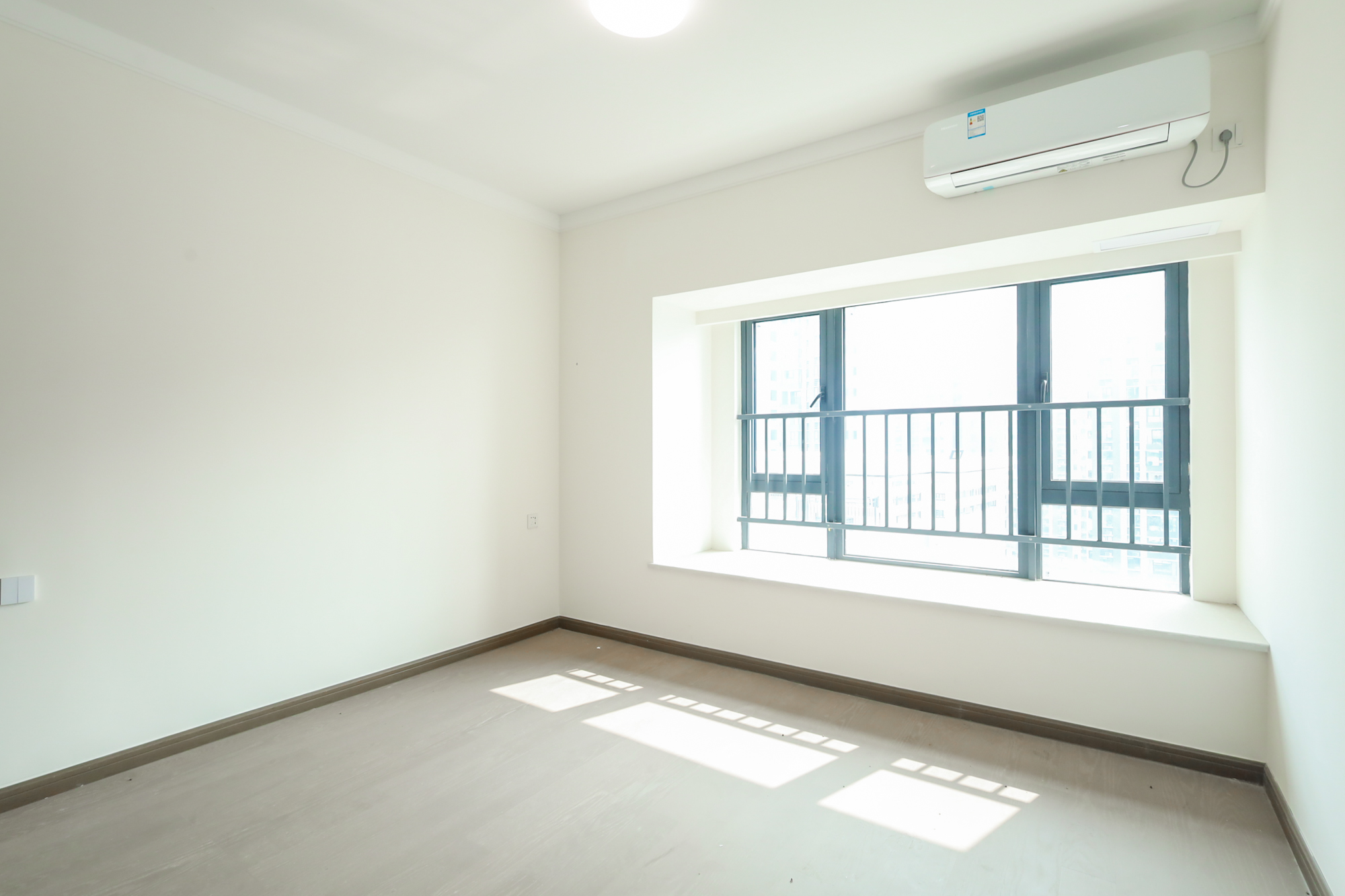 滨江府1913  4室2厅2卫   260.00万卧室