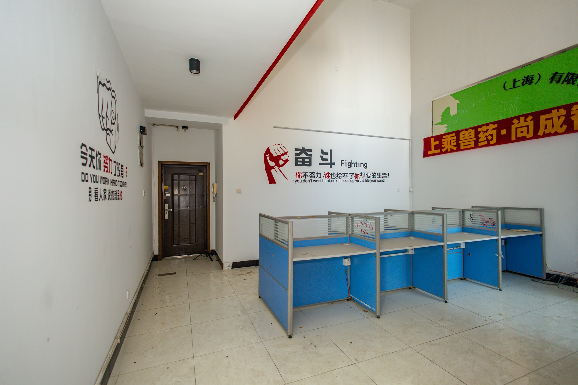 明城公寓 4室2厅2卫 178.0万 明城公寓 4室2厅2卫 178.0万客厅