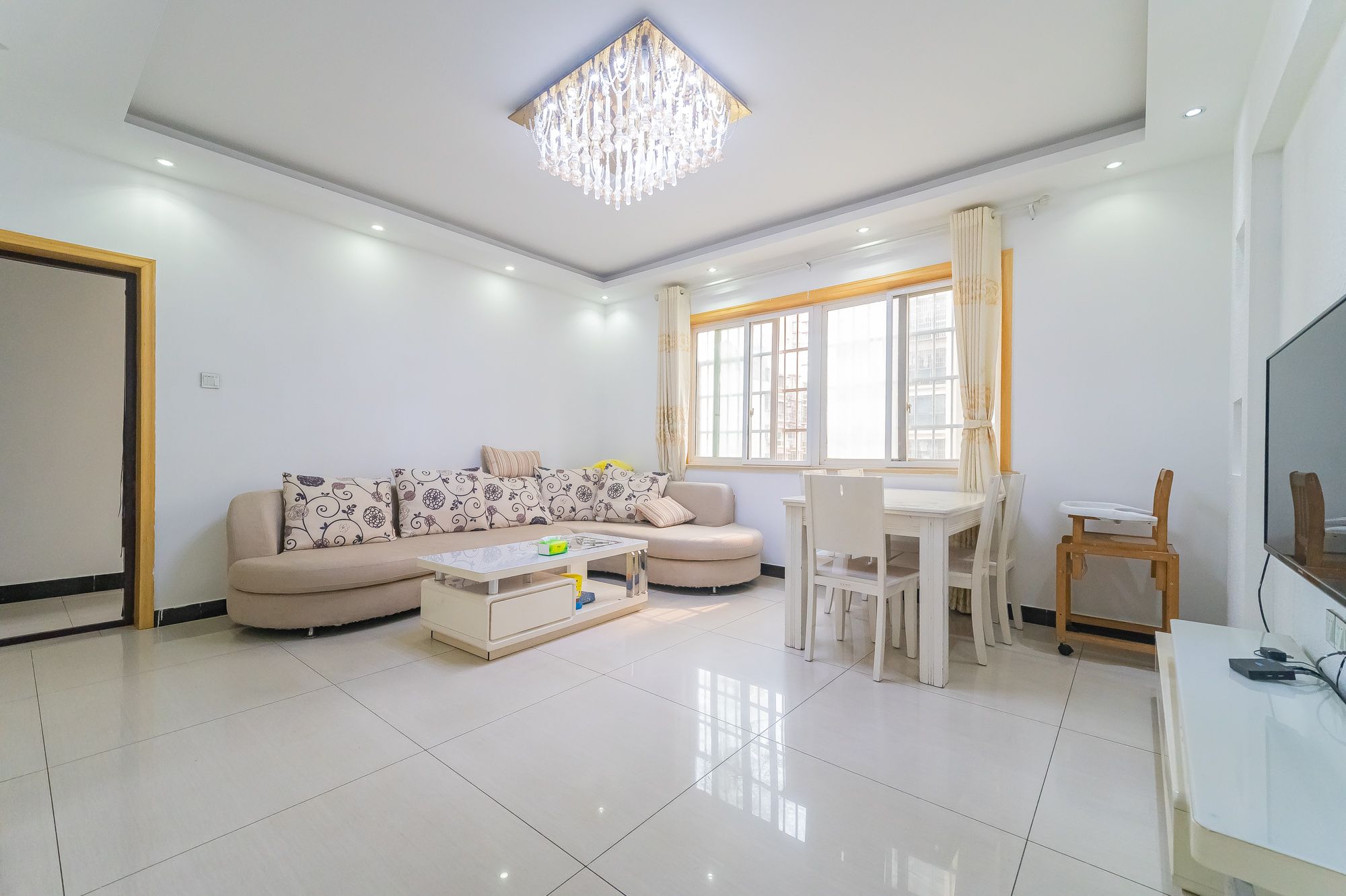 锦璨家园  3室2厅2卫    70.0万 锦璨家园  3室2厅2卫    70.0万客厅