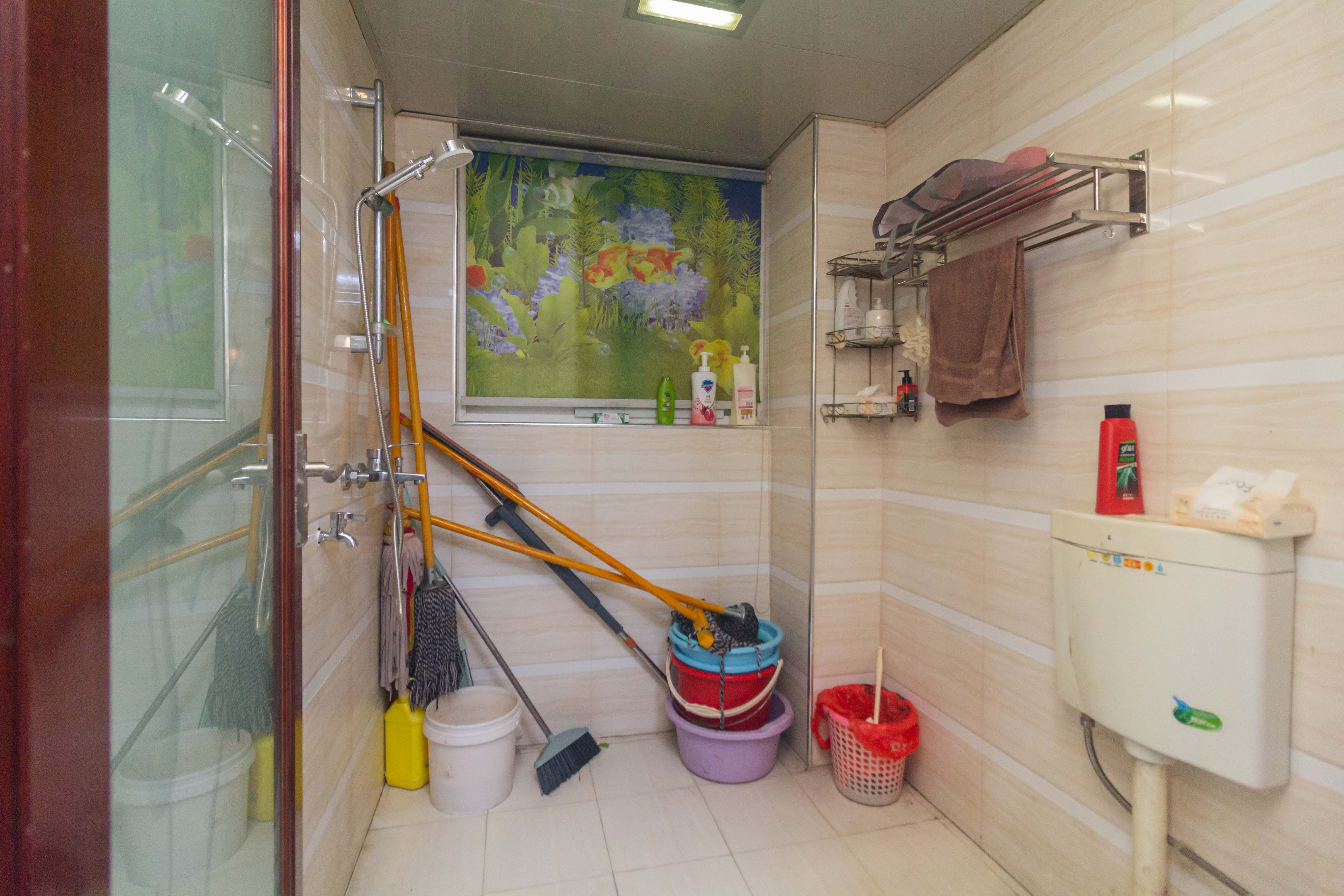 广角之恋(睿智园) 3室2厅2卫 79.8万 广角之恋(睿智园) 3室2厅2卫 79.8万卫生间