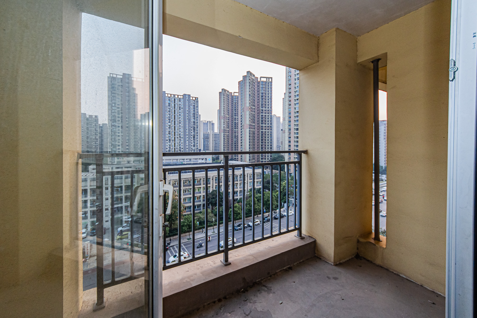 万国城（当代满庭春MOMA）三期  2室2厅1卫   72.00万阳台