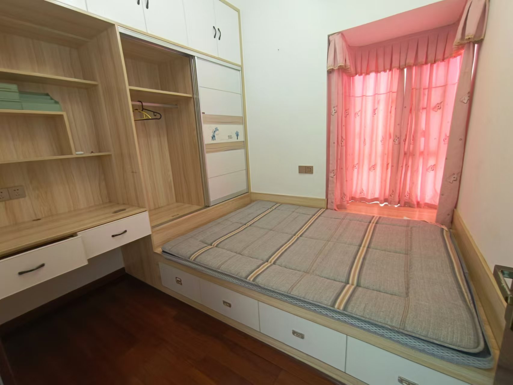 庐山一号 2室2厅1卫 1800.0元/月 庐山一号 2室2厅1卫 1800.0元/月室内图