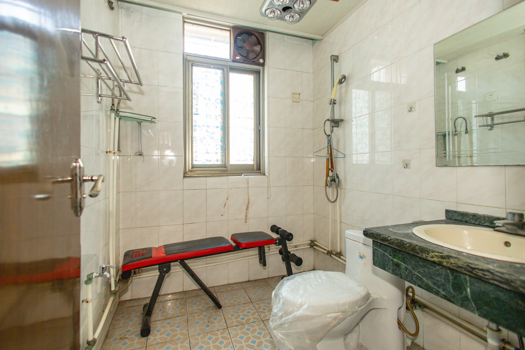 星邮小区  3室2厅1卫    53.0万卫生间