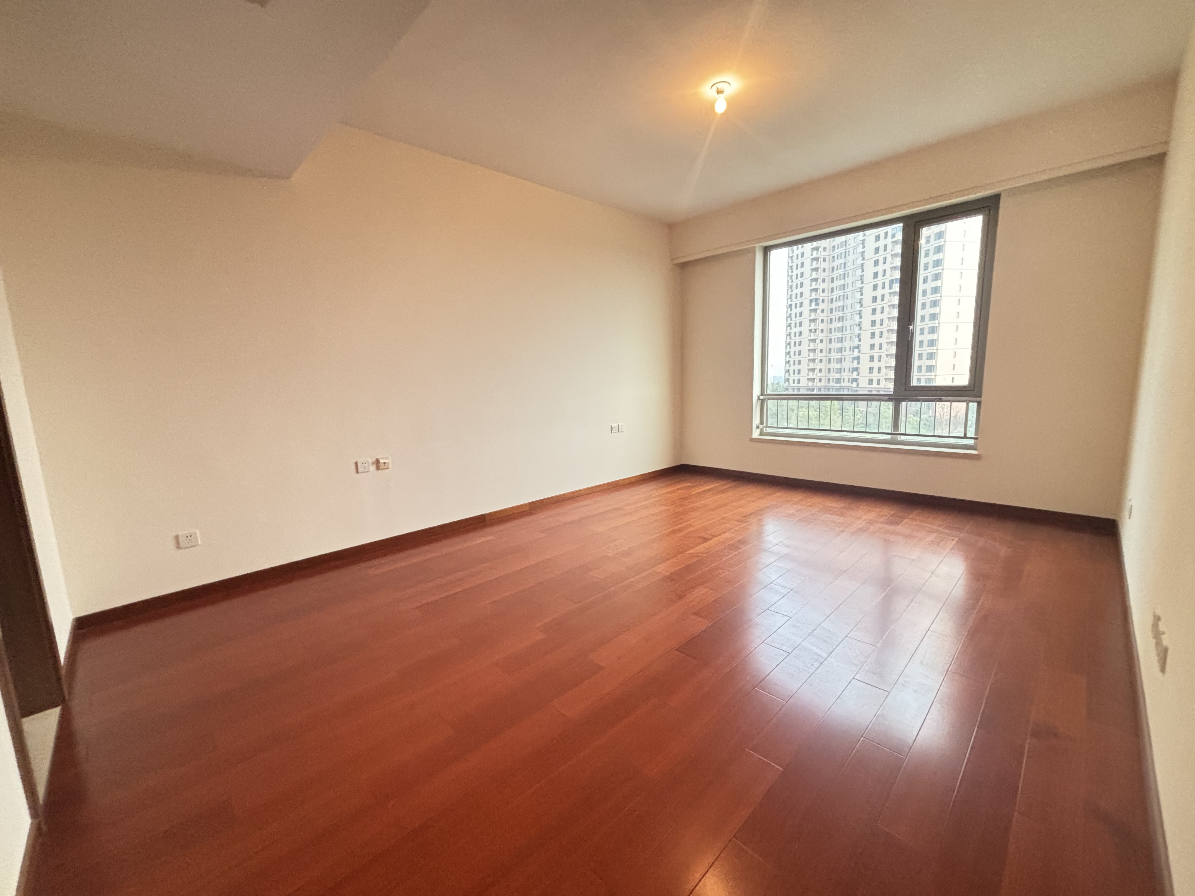 晋合湘水湾二期  4室2厅1卫    200.0万 晋合湘水湾二期  4室2厅1卫    200.0万室内图