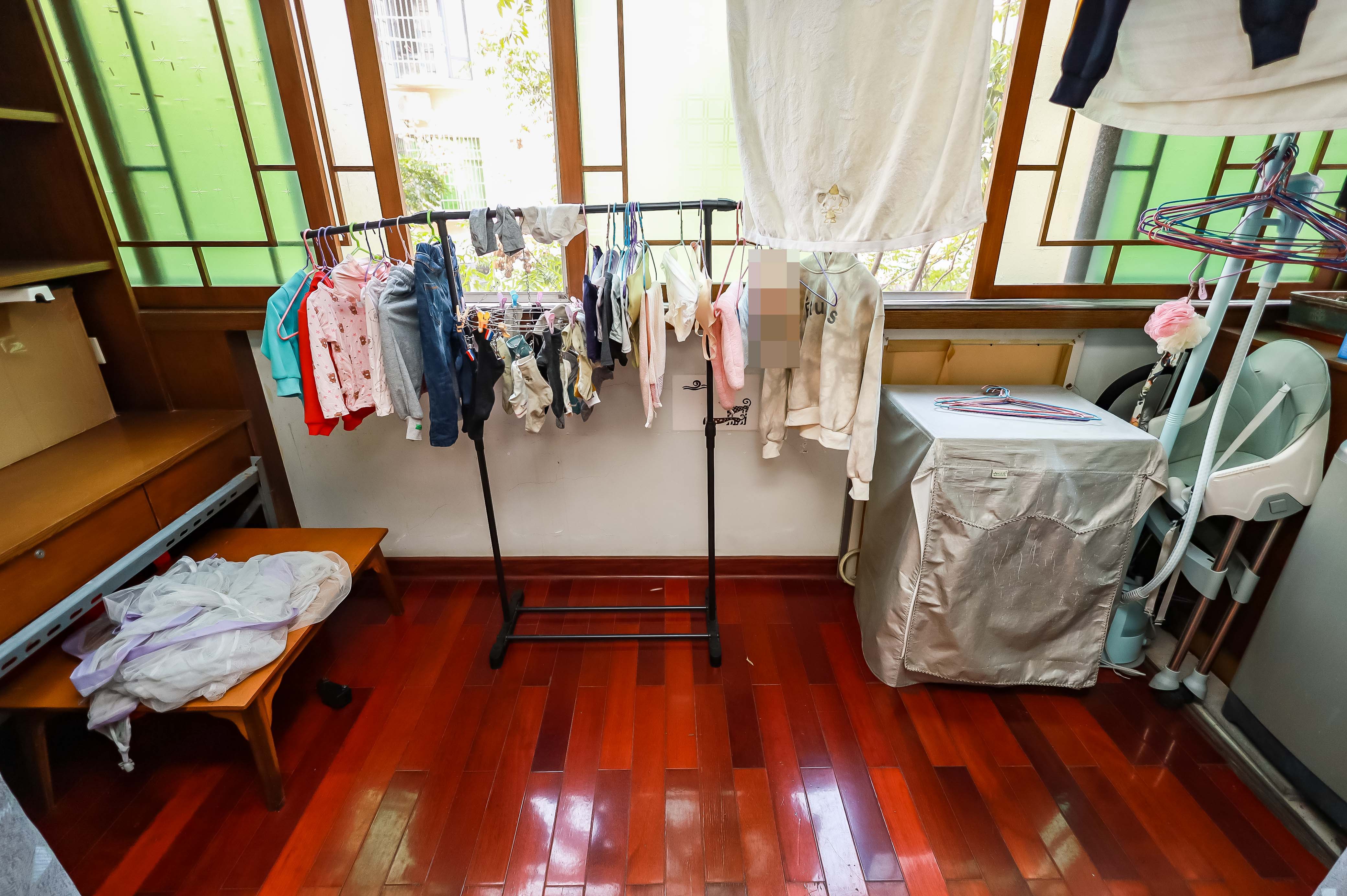 咸嘉新村嘉明苑  3室2厅2卫   99.50万阳台