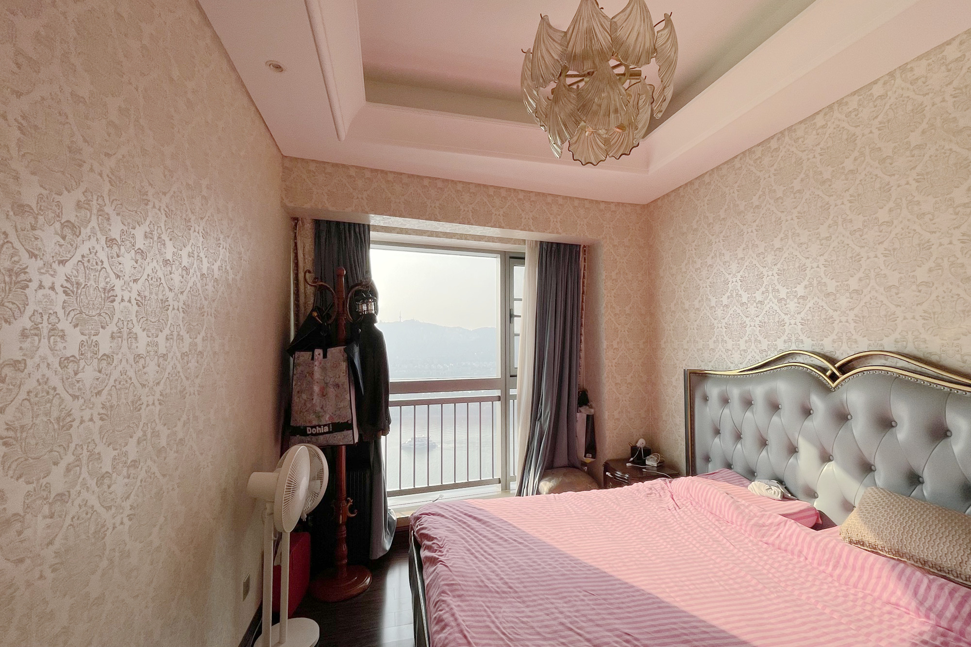 华远隆玺  3室2厅3卫    540.0万 华远隆玺  3室2厅3卫    540.0万卧室