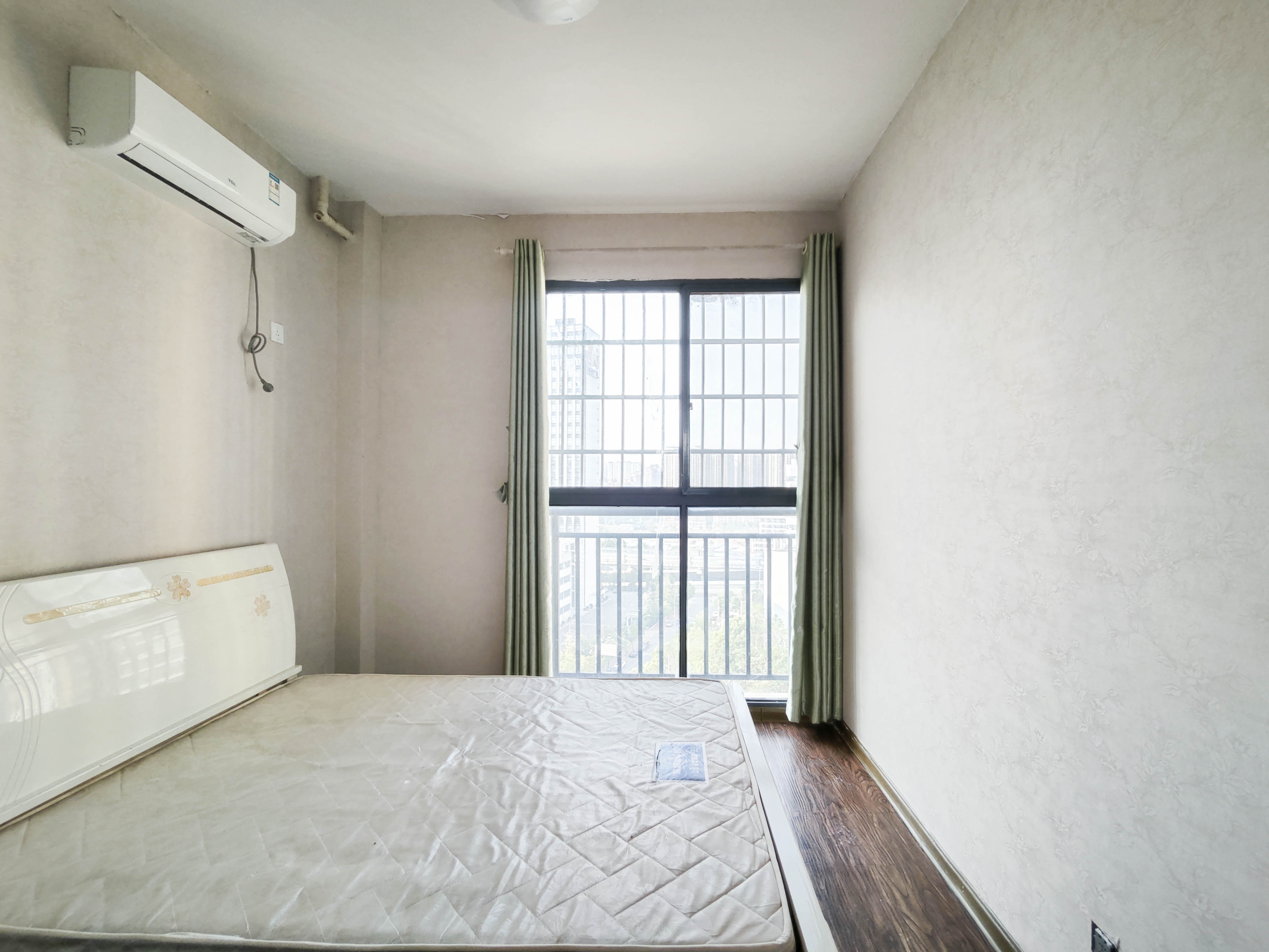 长房南屏锦源  4室2厅2卫   128.00万卧室
