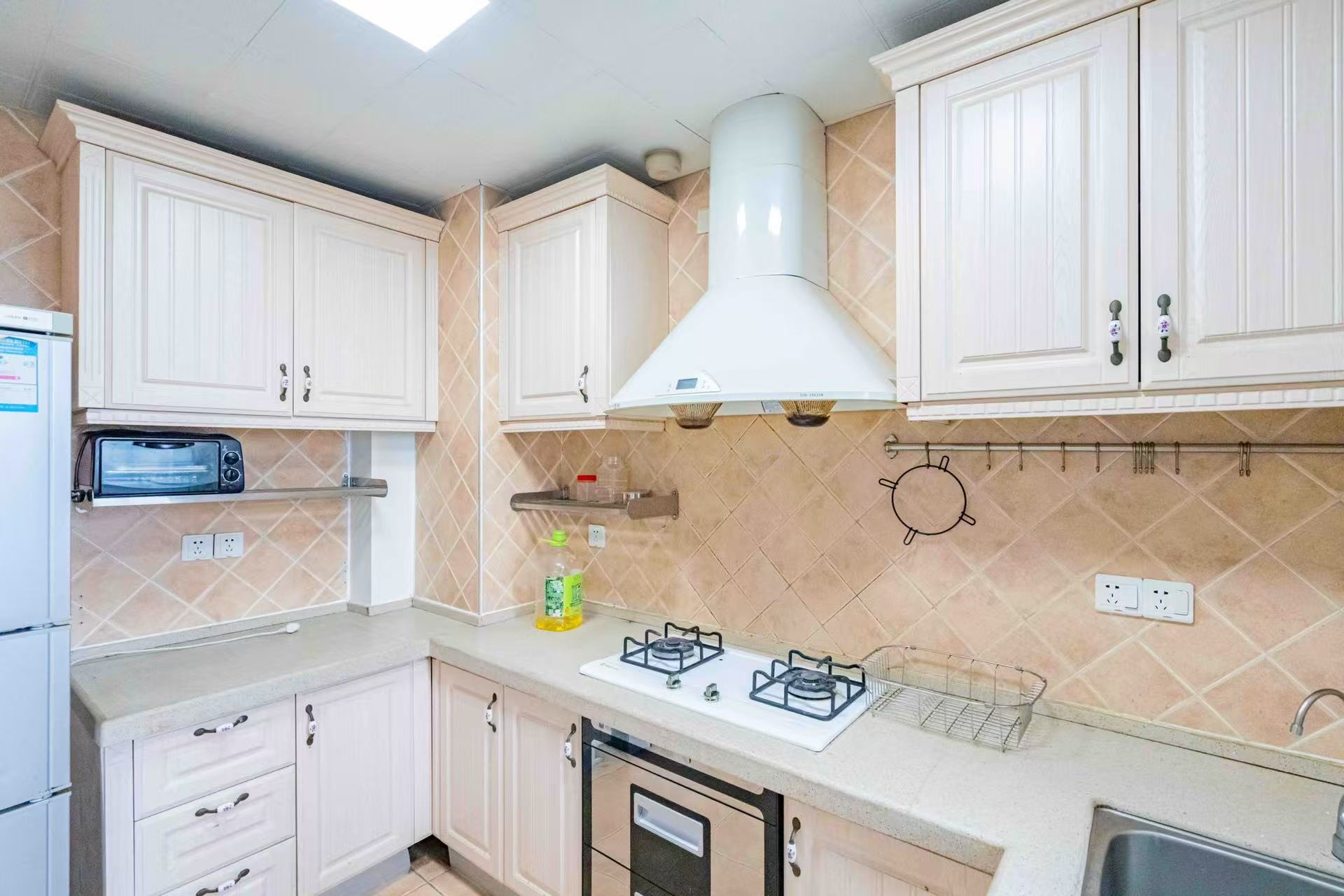 藏珑湖上国际花园 3室2厅2卫 3800.0元/月 藏珑湖上国际花园 3室2厅2卫 3800.0元/月室内图