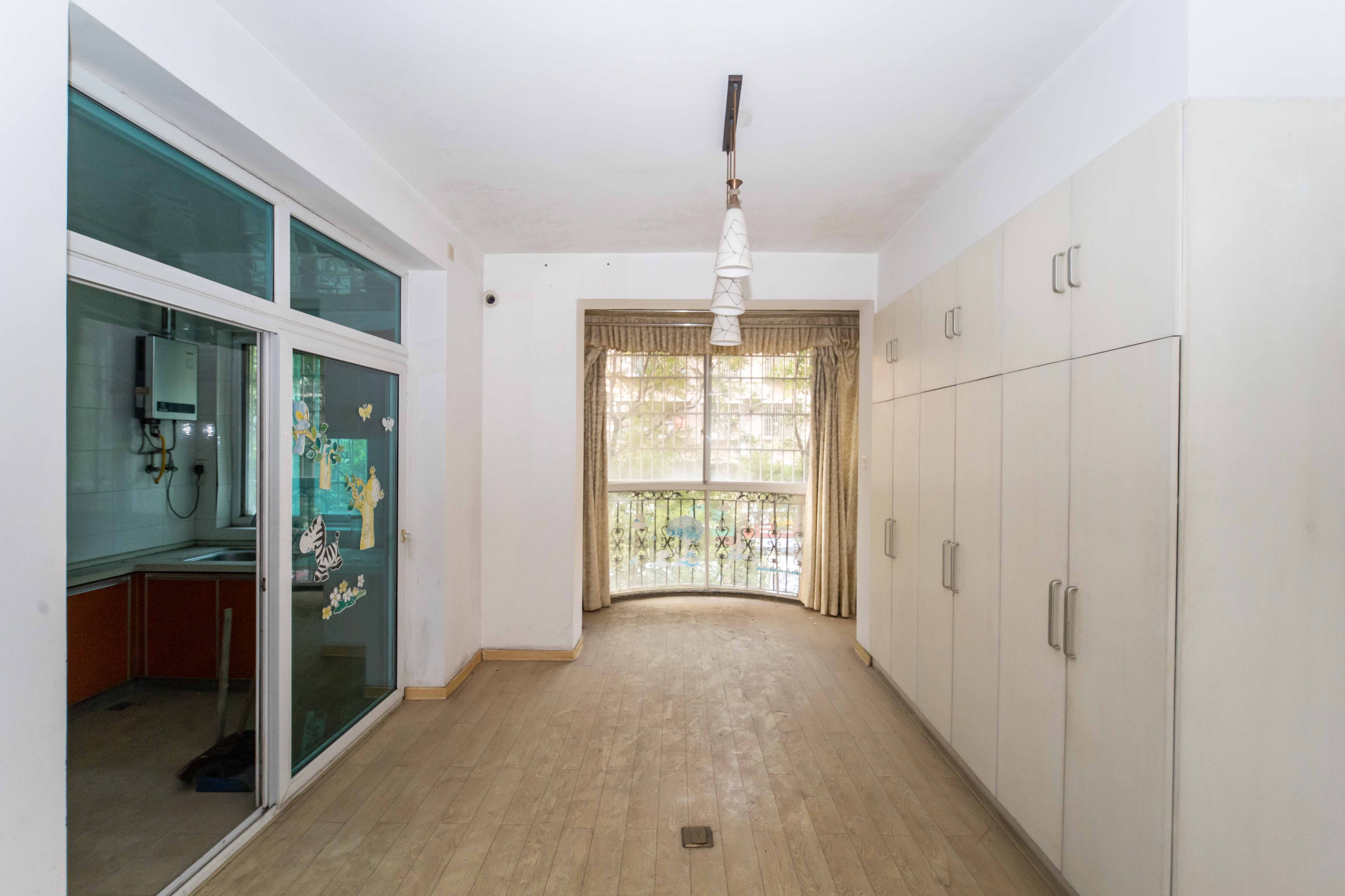 留香雅苑  3室2厅2卫    99.8万客厅