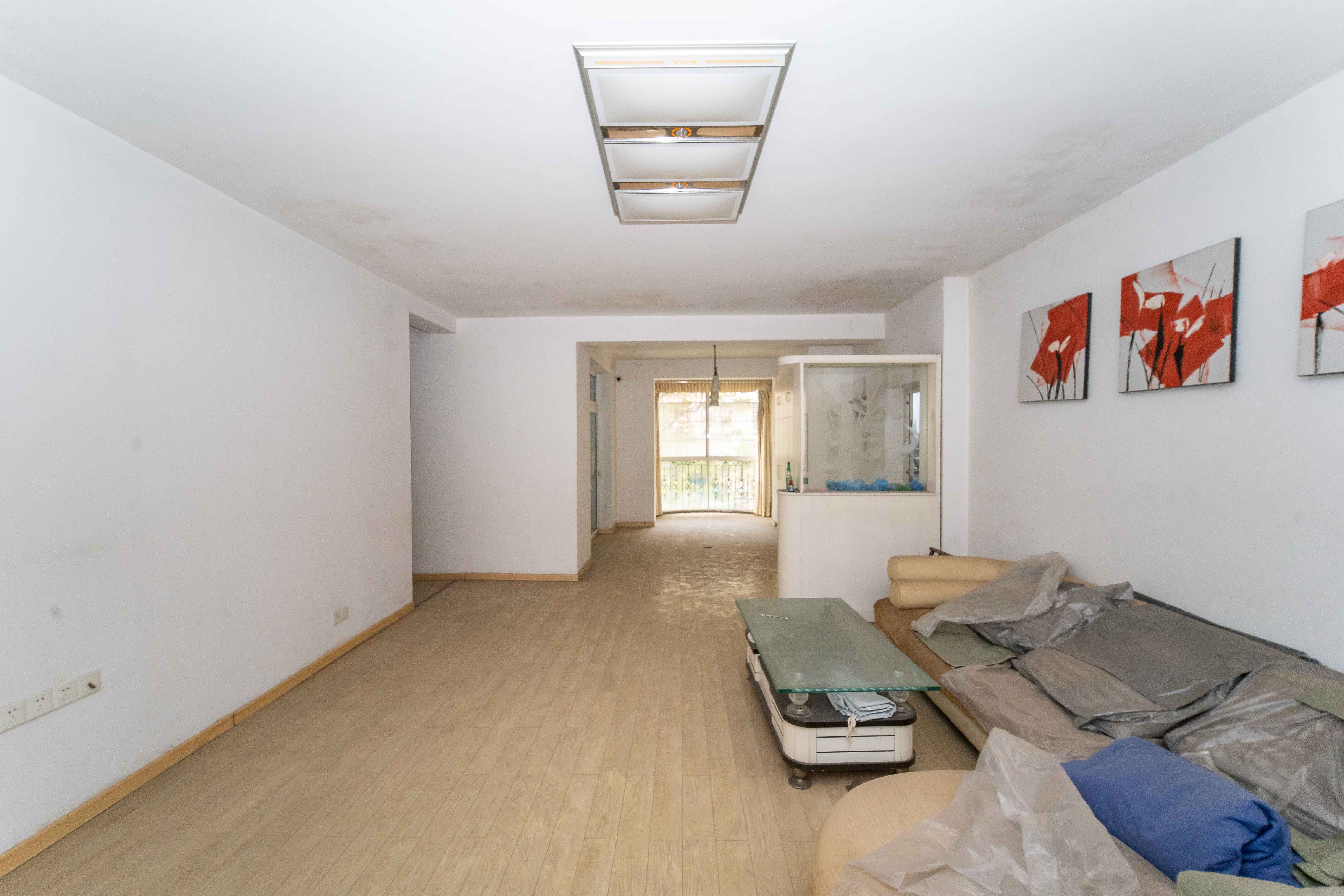 留香雅苑  3室2厅2卫    99.8万客厅