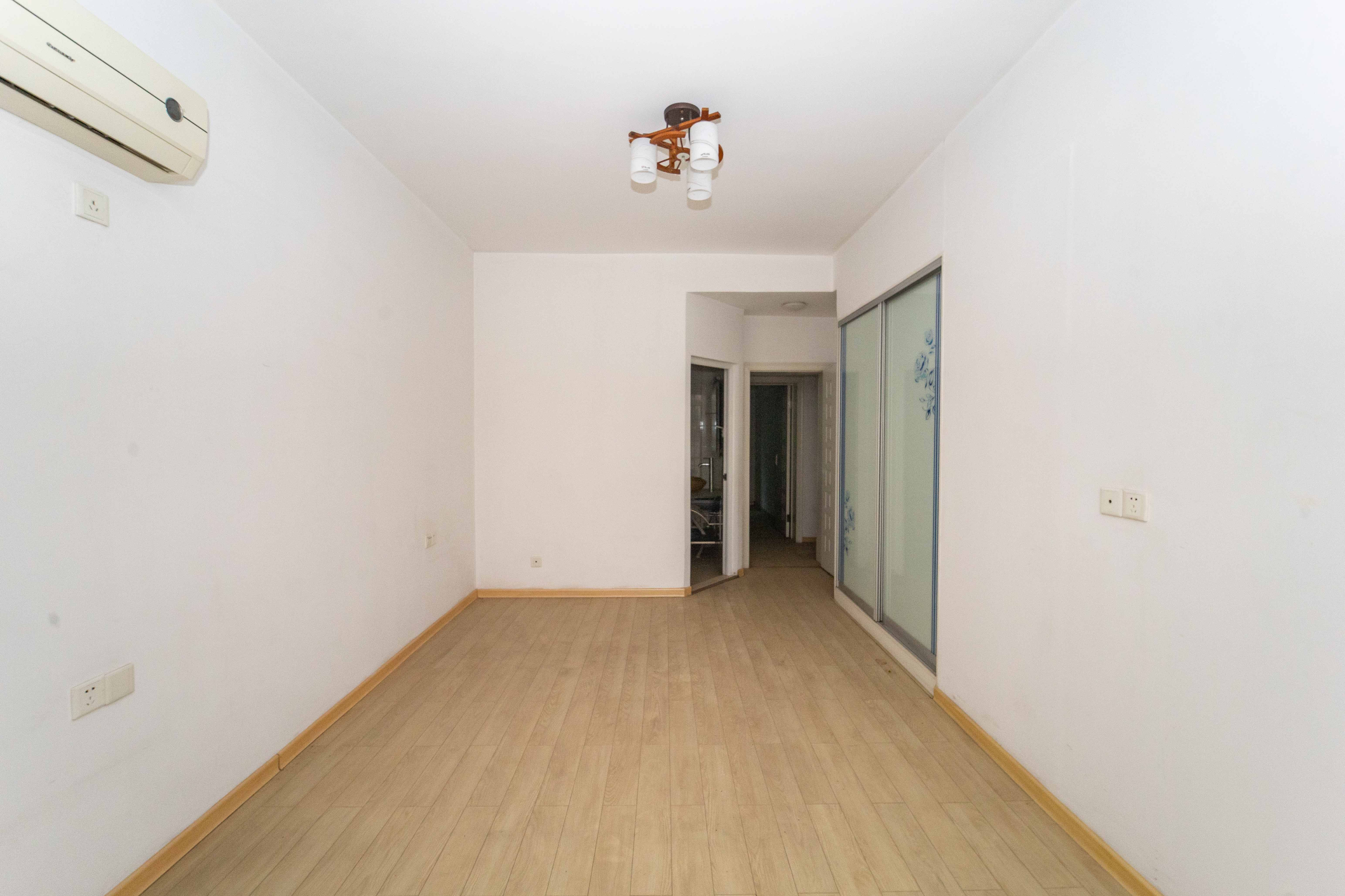 留香雅苑  3室2厅2卫    99.8万卧室