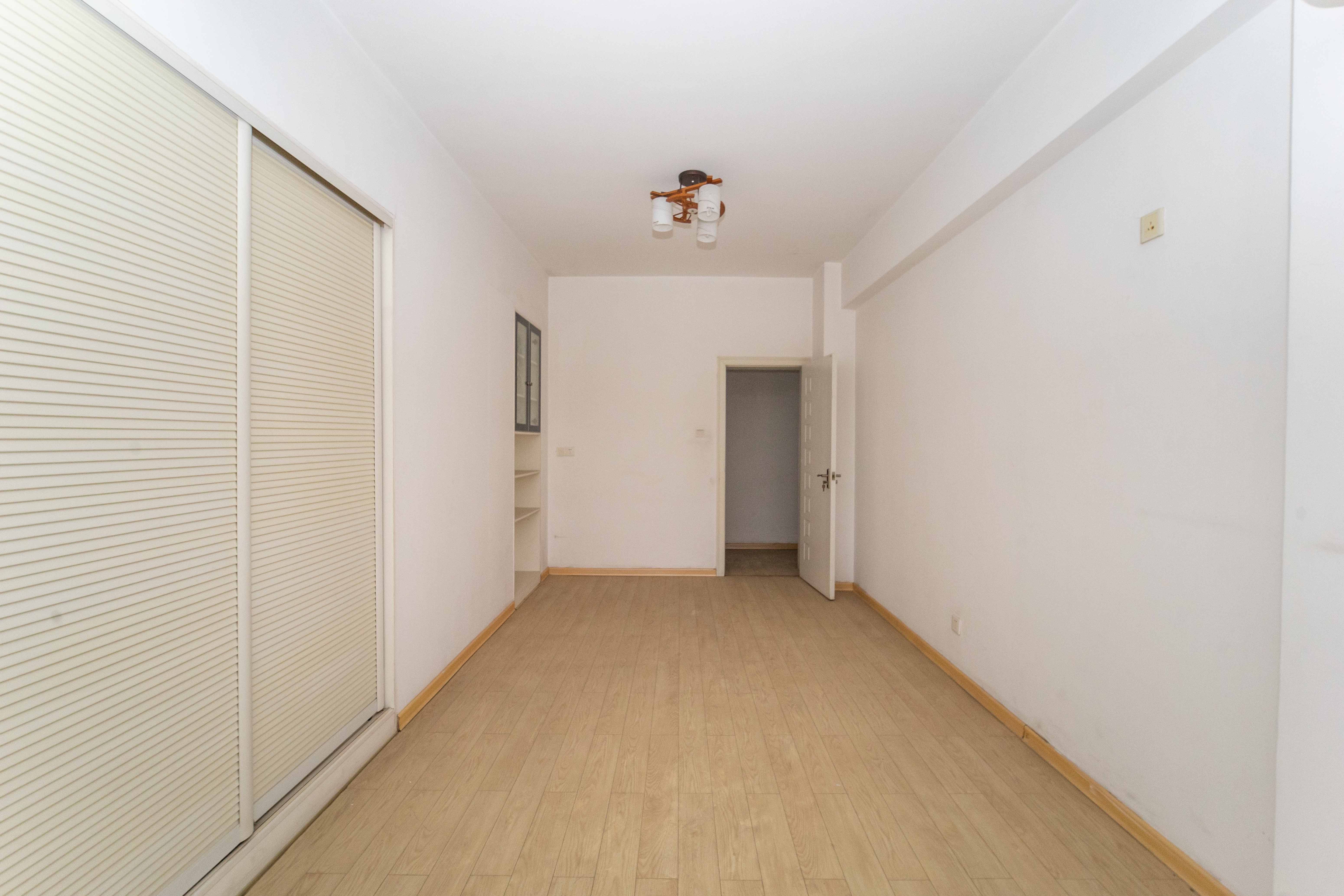 留香雅苑  3室2厅2卫    99.8万卧室