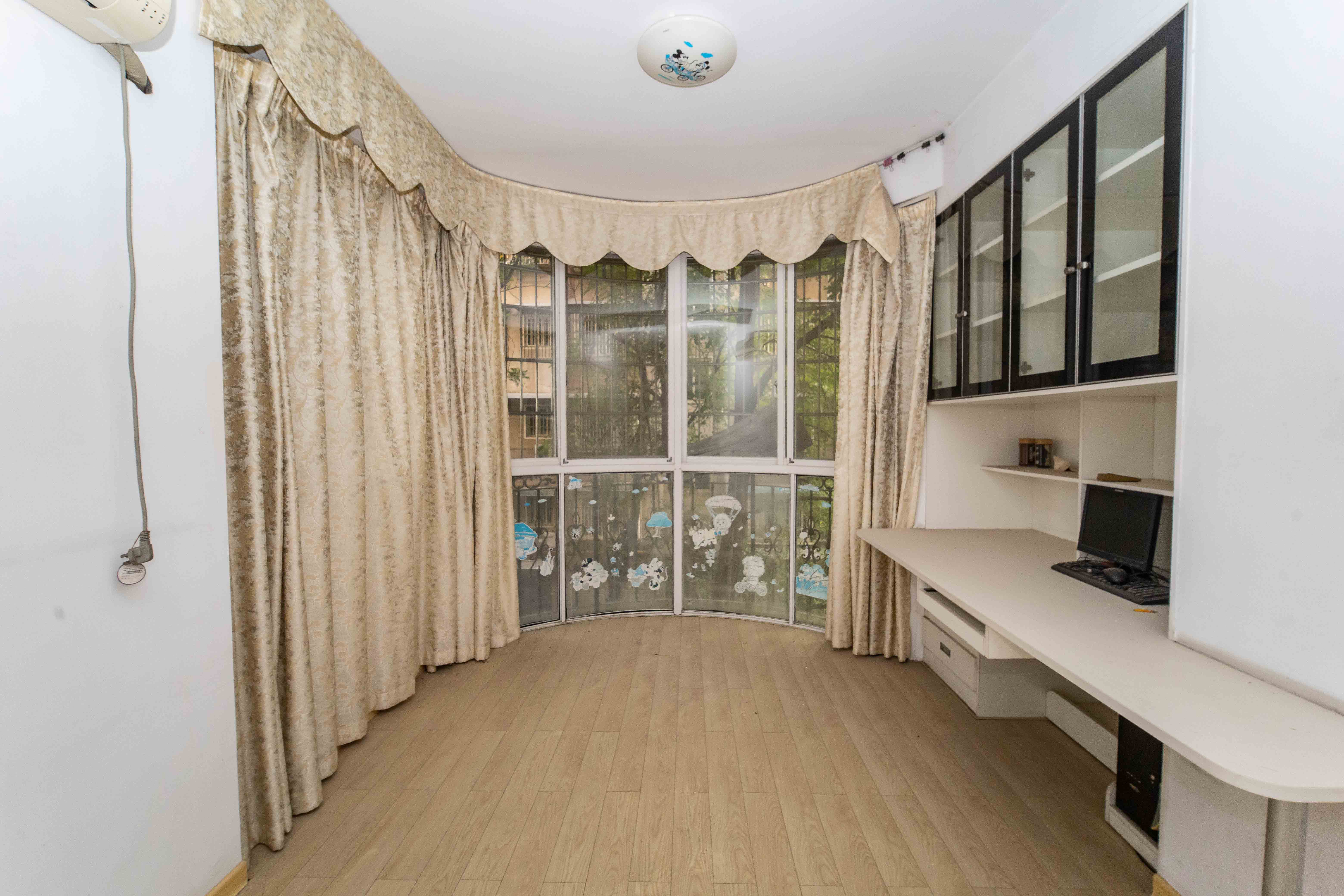 留香雅苑  3室2厅2卫    99.8万阳台