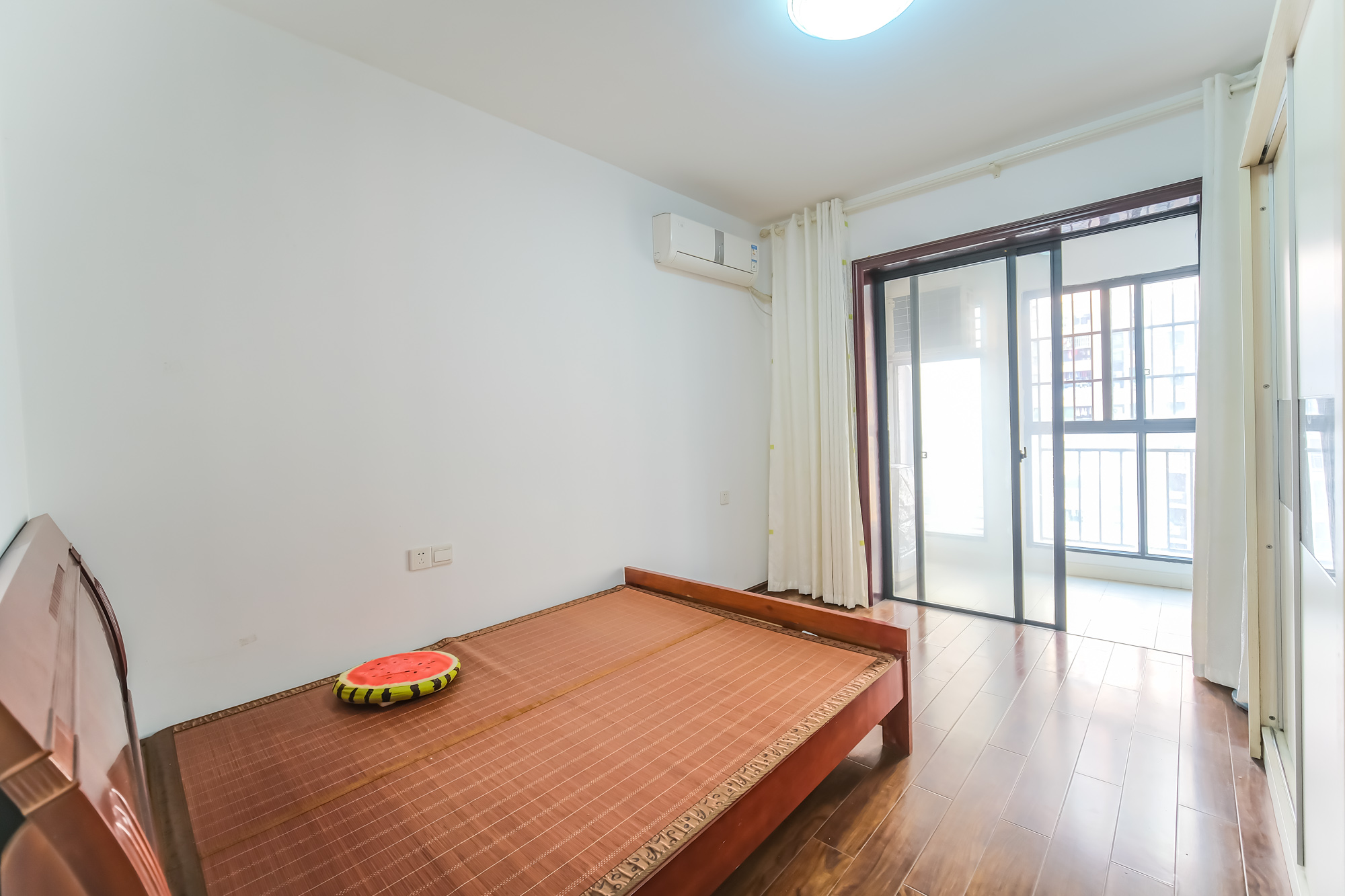 三一街区 3室2厅2卫 92.8万 三一街区 3室2厅2卫 92.8万卧室