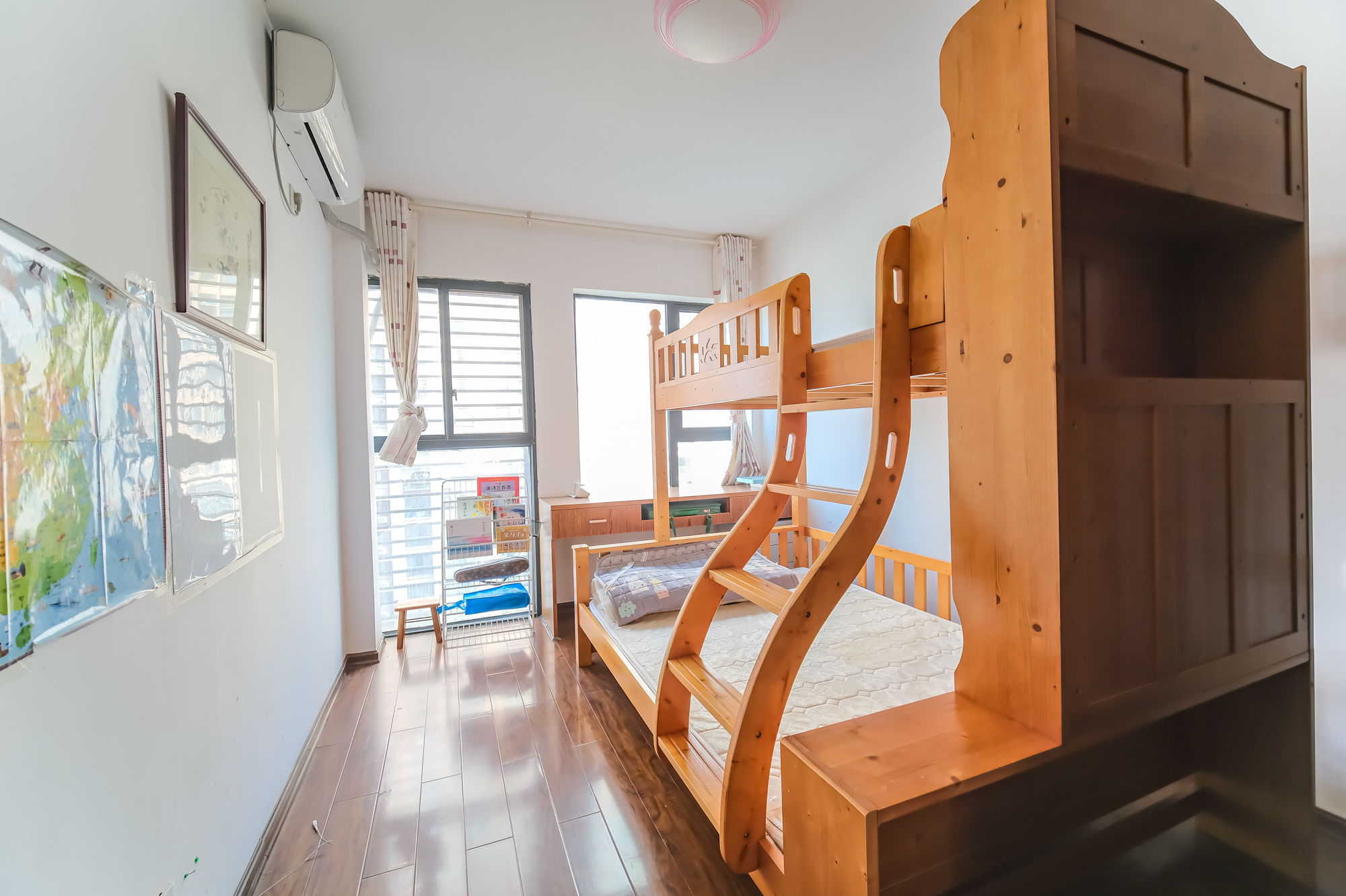 三一街区 3室2厅2卫 92.8万 三一街区 3室2厅2卫 92.8万卧室