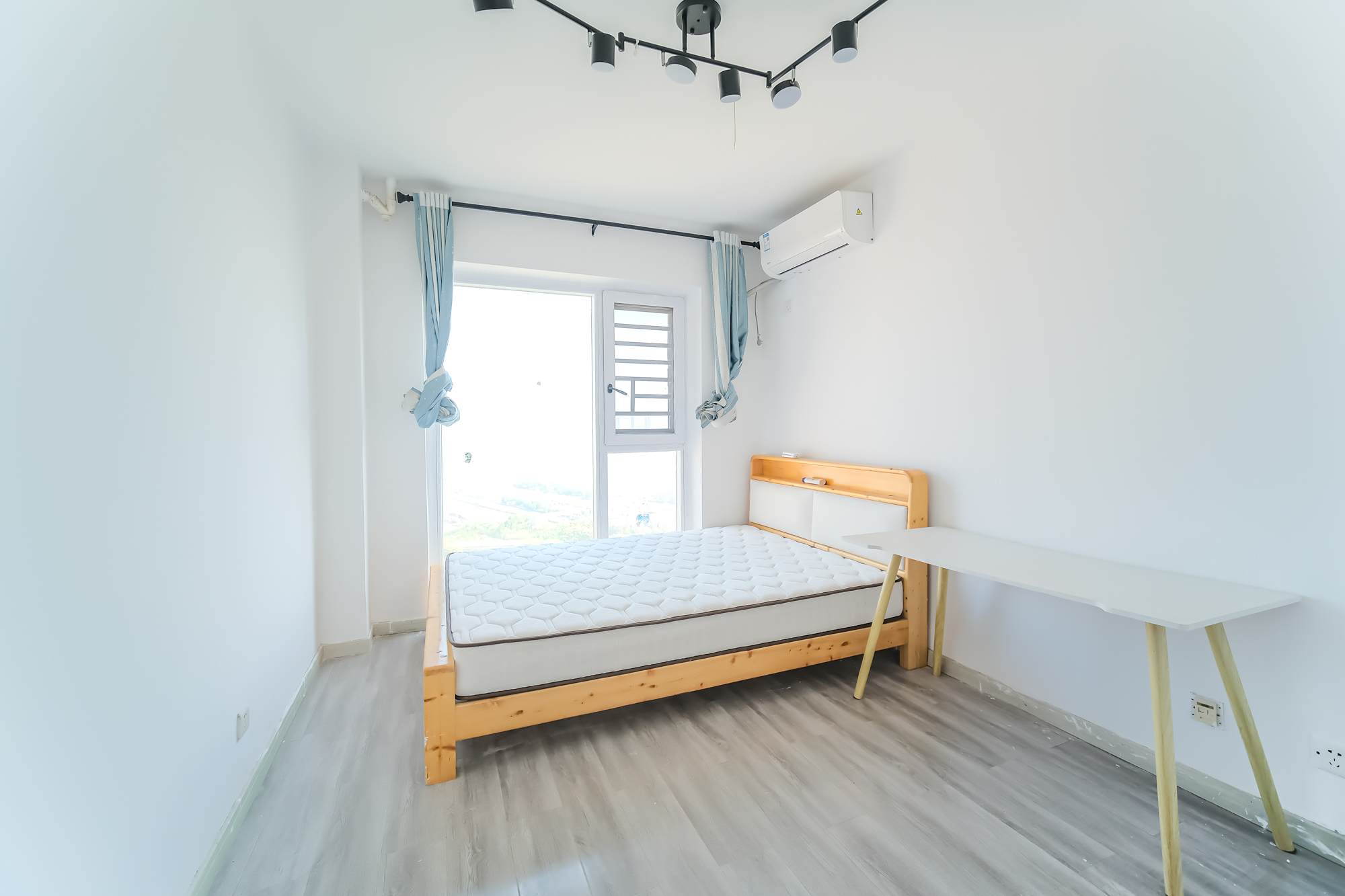 三一街区 3室2厅2卫 80.0万 三一街区 3室2厅2卫 80.0万卧室