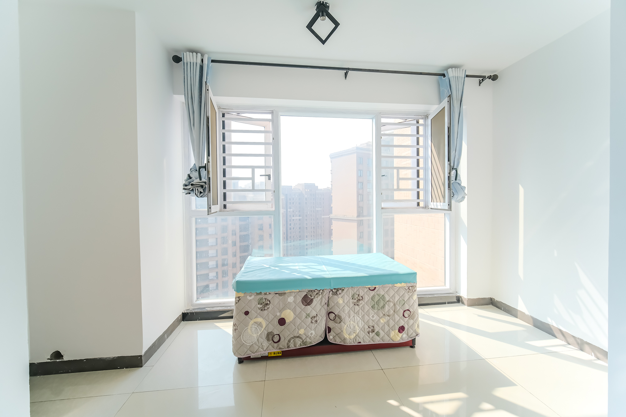 三一街区 3室2厅2卫 80.0万 三一街区 3室2厅2卫 80.0万阳台