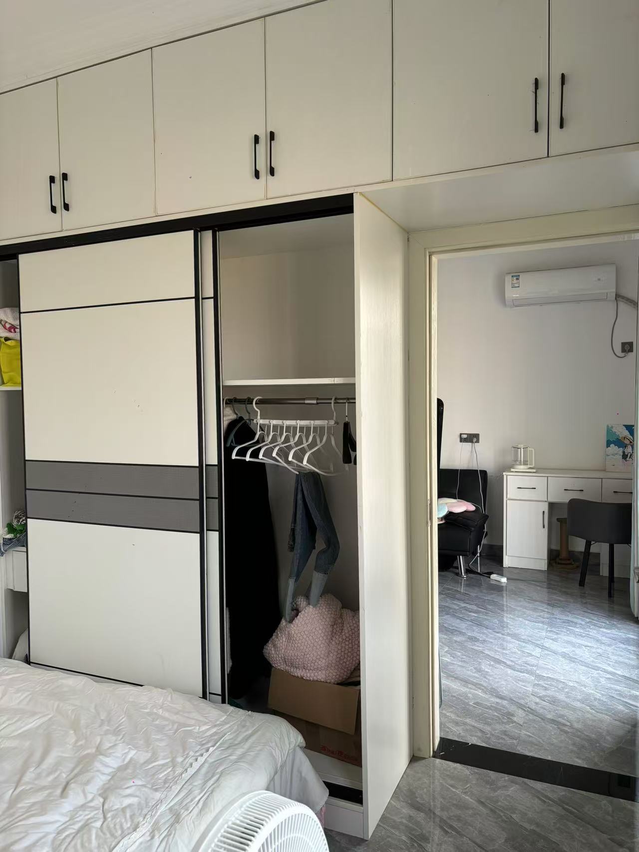 鸿泰国际  1室1厅1卫    1400.0元/月 鸿泰国际  1室1厅1卫    1400.0元/月室内图