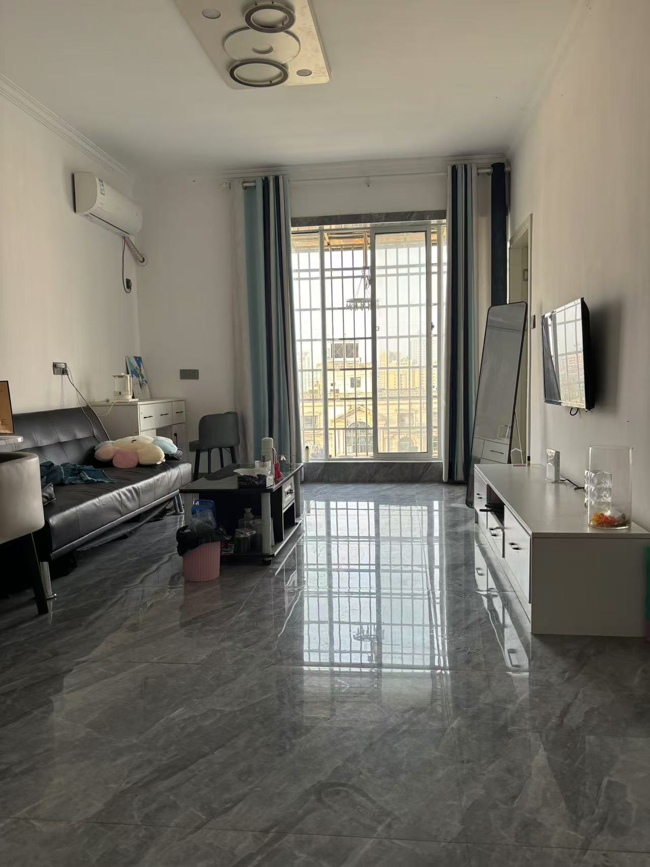 鸿泰国际  1室1厅1卫    1400.0元/月 鸿泰国际  1室1厅1卫    1400.0元/月室内图