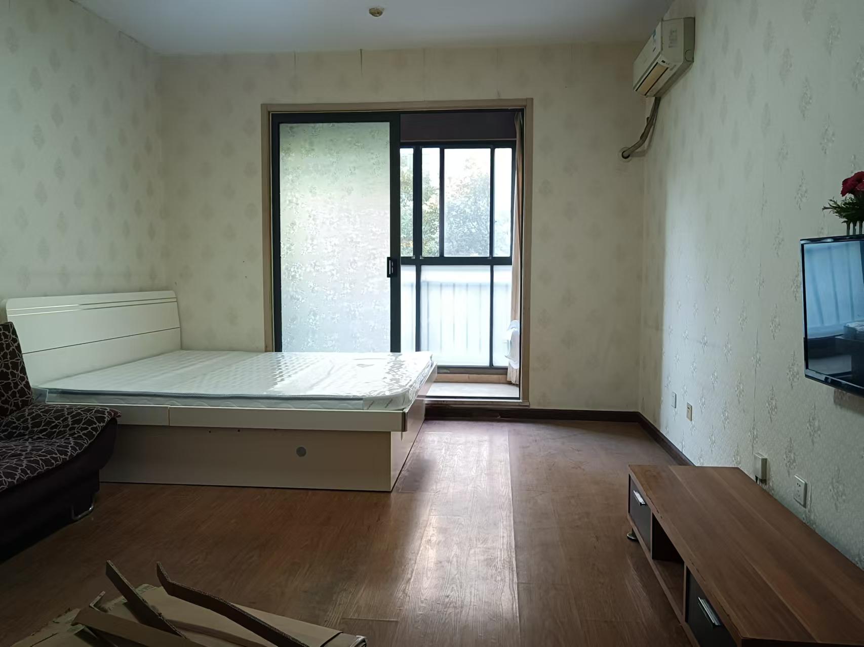 花漾年华（桂花园）  1室1厅1卫    1200.0元/月室内图1