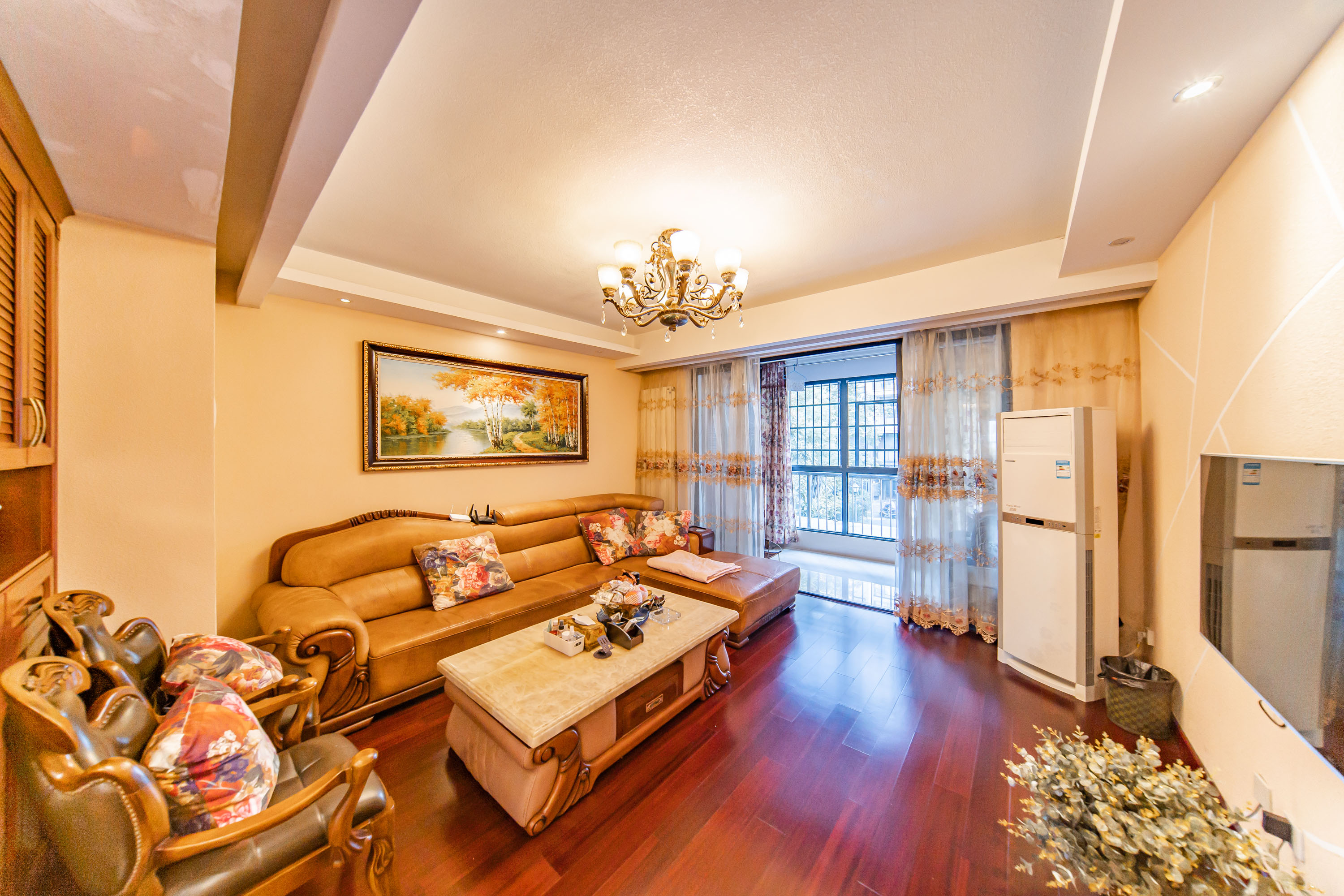 阳光100三期  3室2厅2卫    118.0万 阳光100三期  3室2厅2卫    118.0万客厅