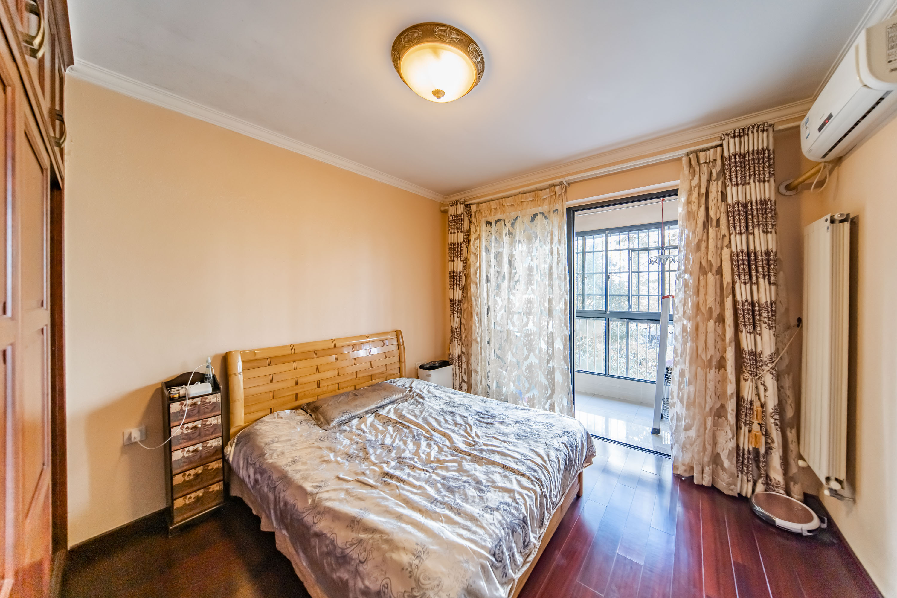 阳光100三期  3室2厅2卫    118.0万 阳光100三期  3室2厅2卫    118.0万卧室