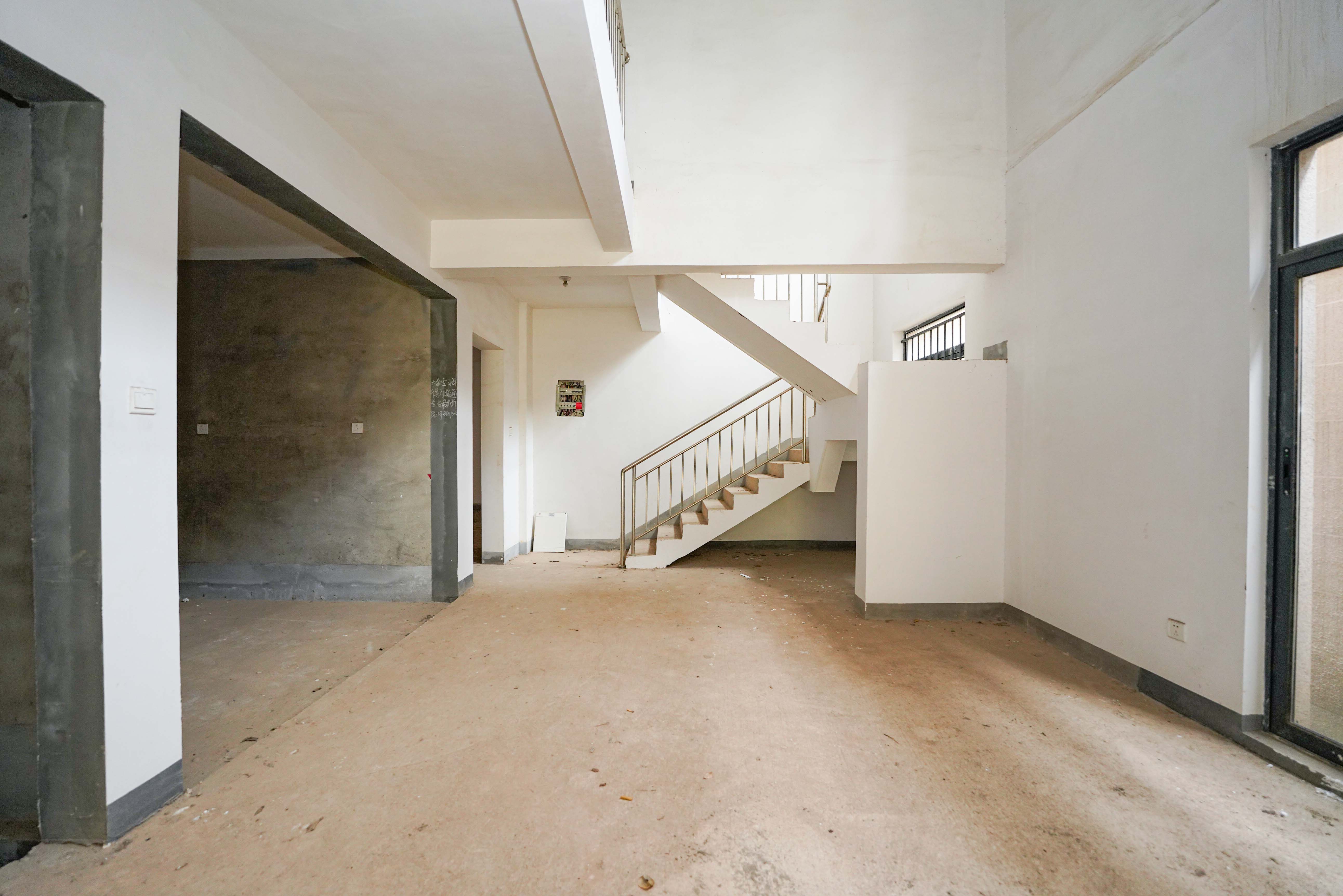 五矿万境蓝山 5室2厅3卫 300.0万 五矿万境蓝山 5室2厅3卫 300.0万客厅