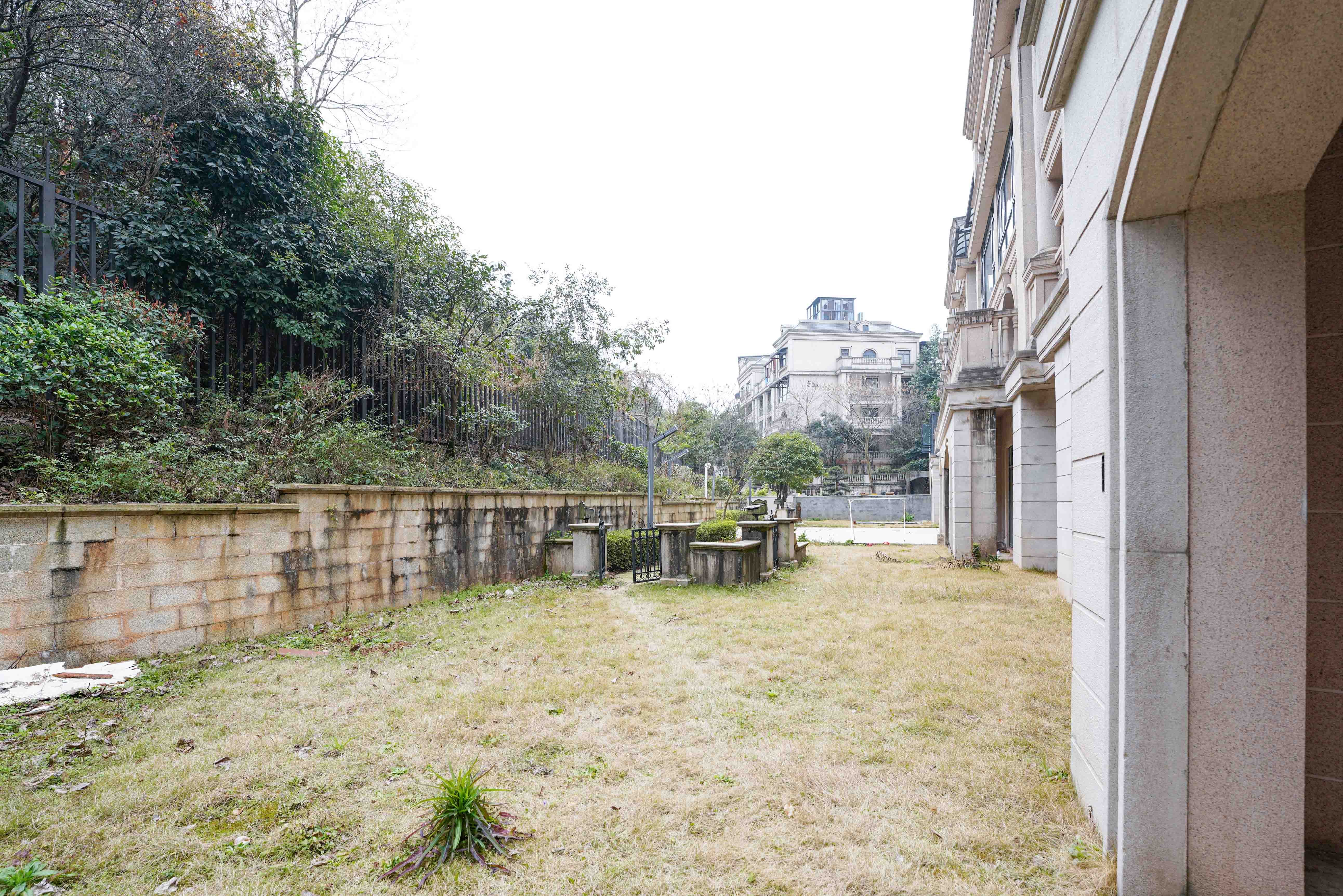 五矿万境蓝山 5室2厅3卫 300.0万 五矿万境蓝山 5室2厅3卫 300.0万阳台