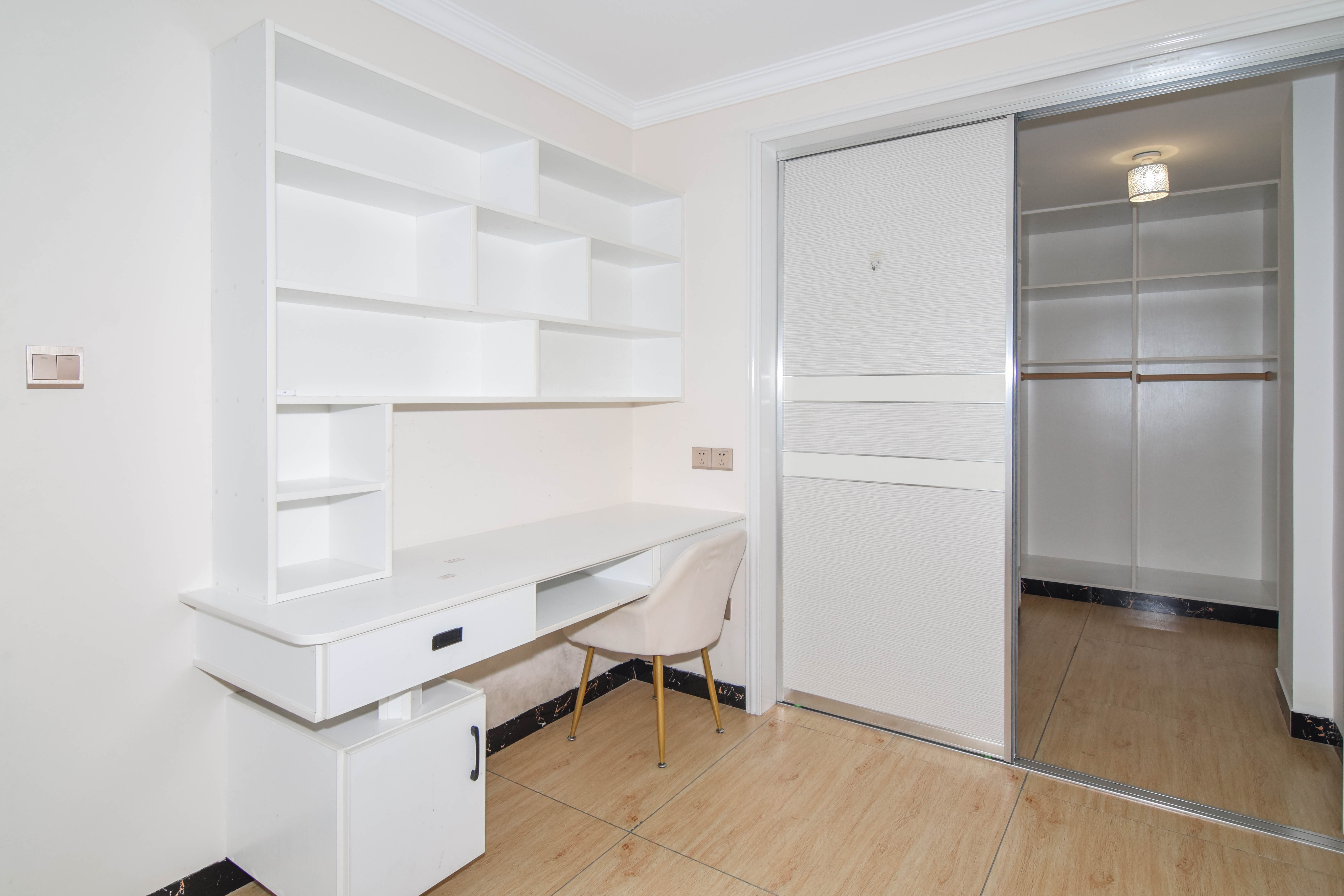 澳海谷山府 4室2厅2卫 85.0万 澳海谷山府 4室2厅2卫 85.0万卧室