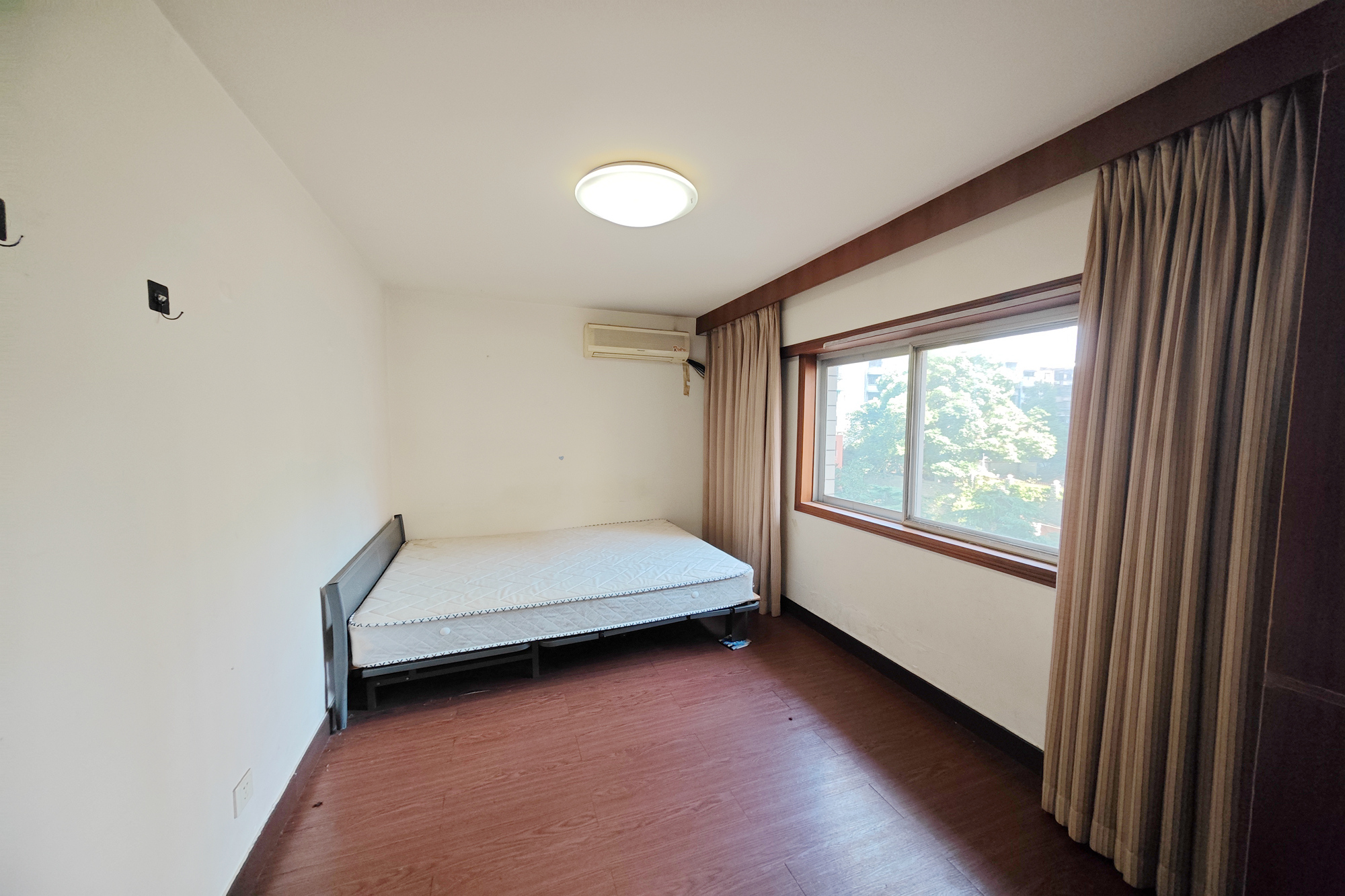 宏景名厦  2室1厅1卫   68.00万卧室