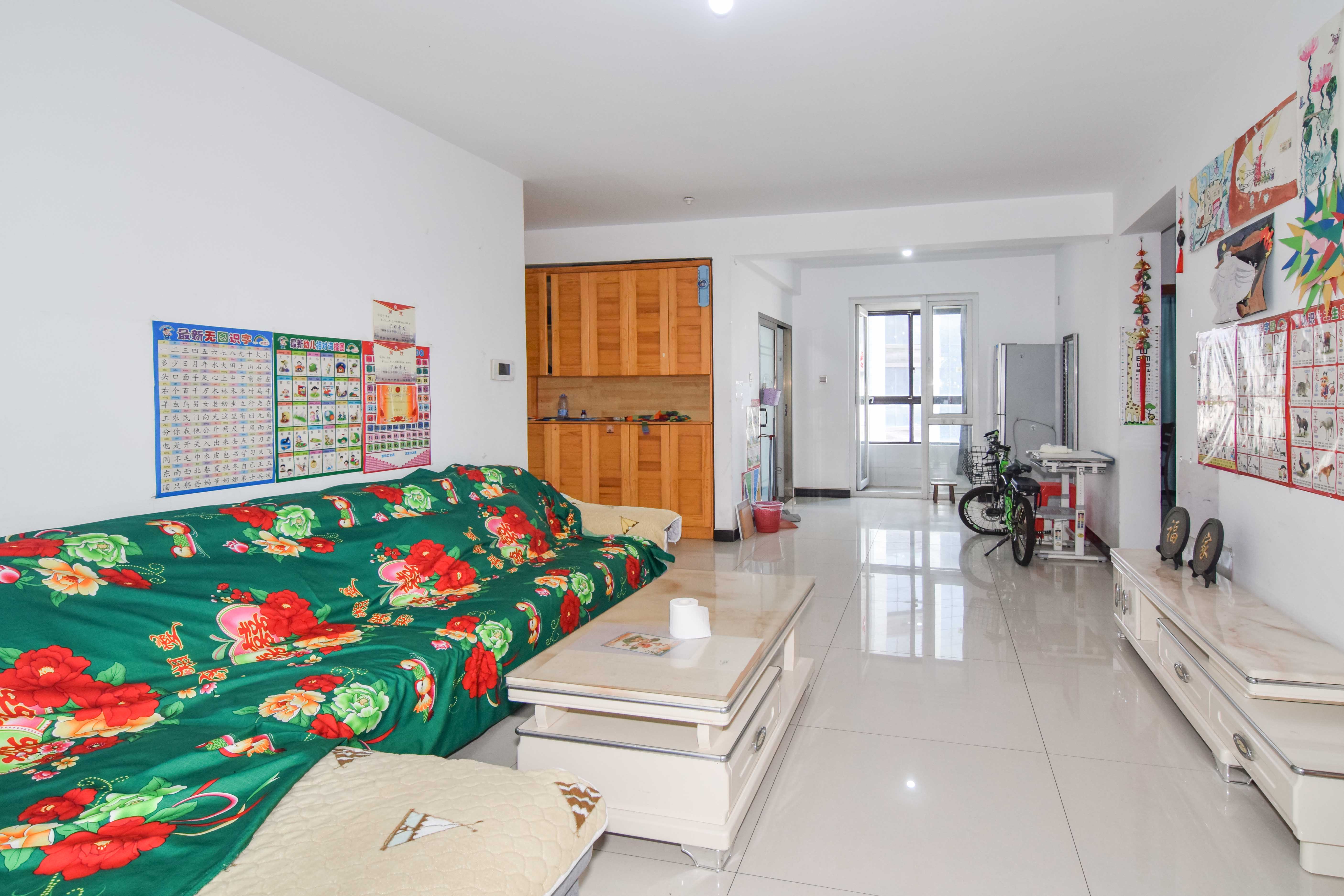 金地三千府(金地湖山樾、金地自在城) 3室2厅1卫 69.0万 金地三千府(金地湖山樾、金地自在城) 3室2厅1卫 69.0万客厅