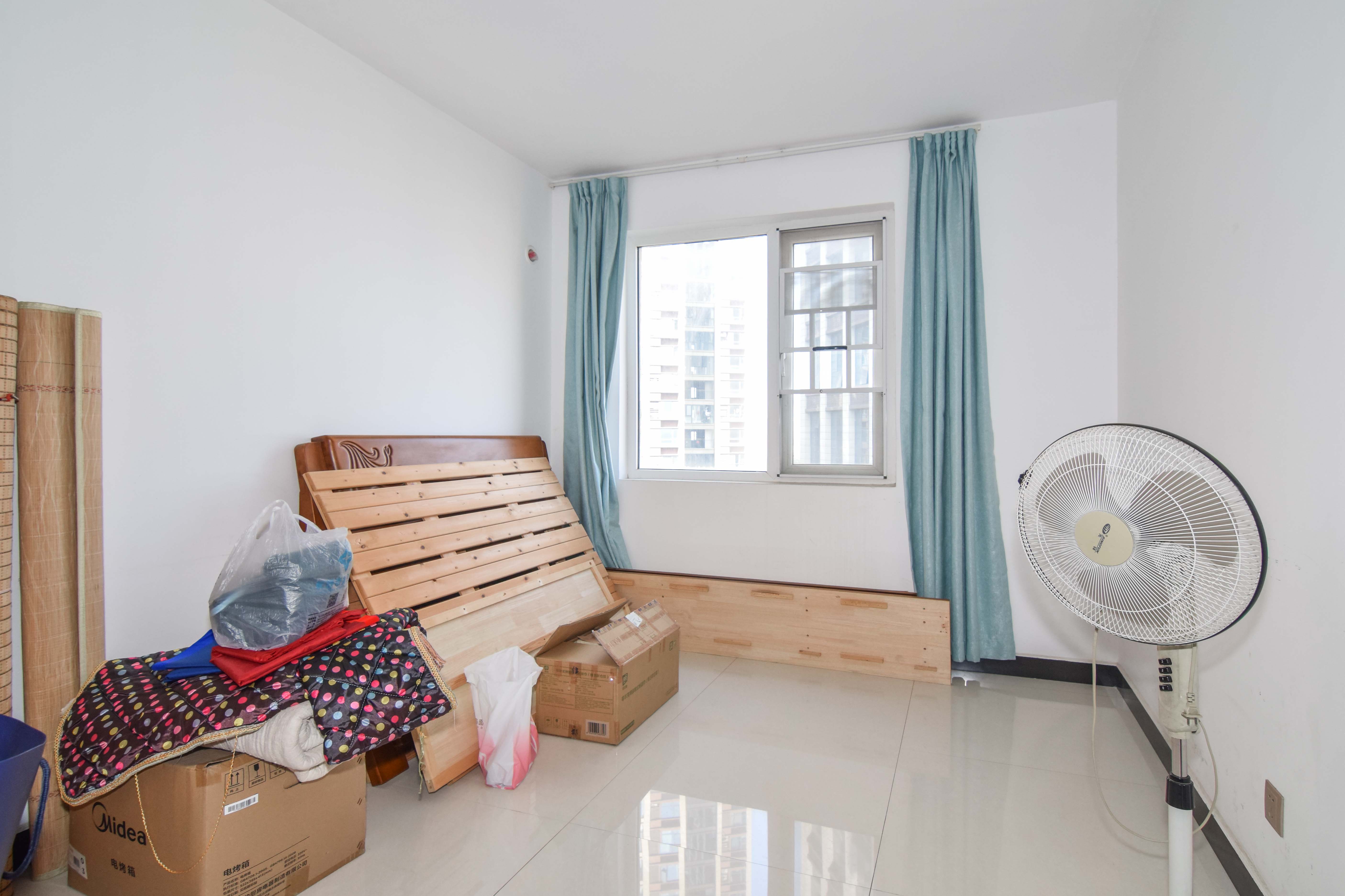 金地三千府(金地湖山樾、金地自在城) 3室2厅1卫 69.0万 金地三千府(金地湖山樾、金地自在城) 3室2厅1卫 69.0万卧室