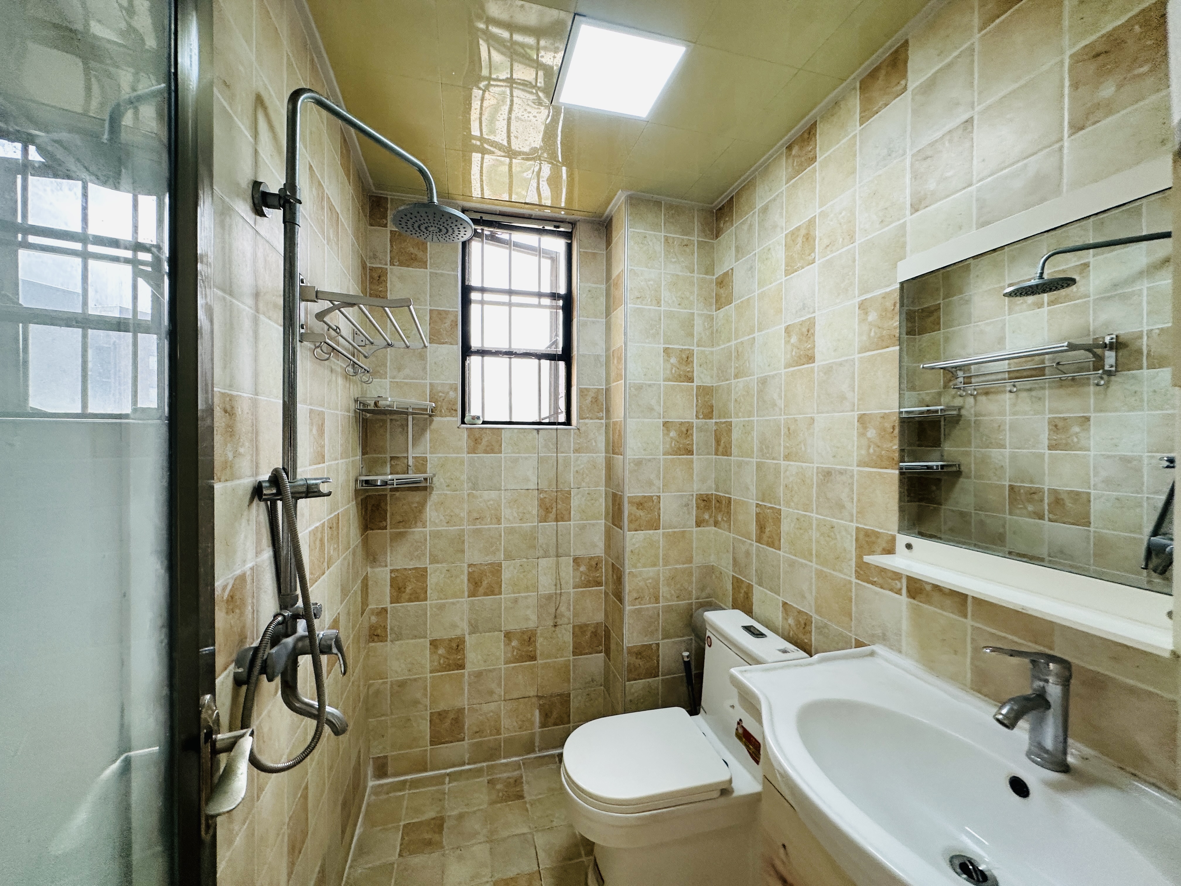 锦盘花园 3室2厅2卫 150.0万 锦盘花园 3室2厅2卫 150.0万卫生间