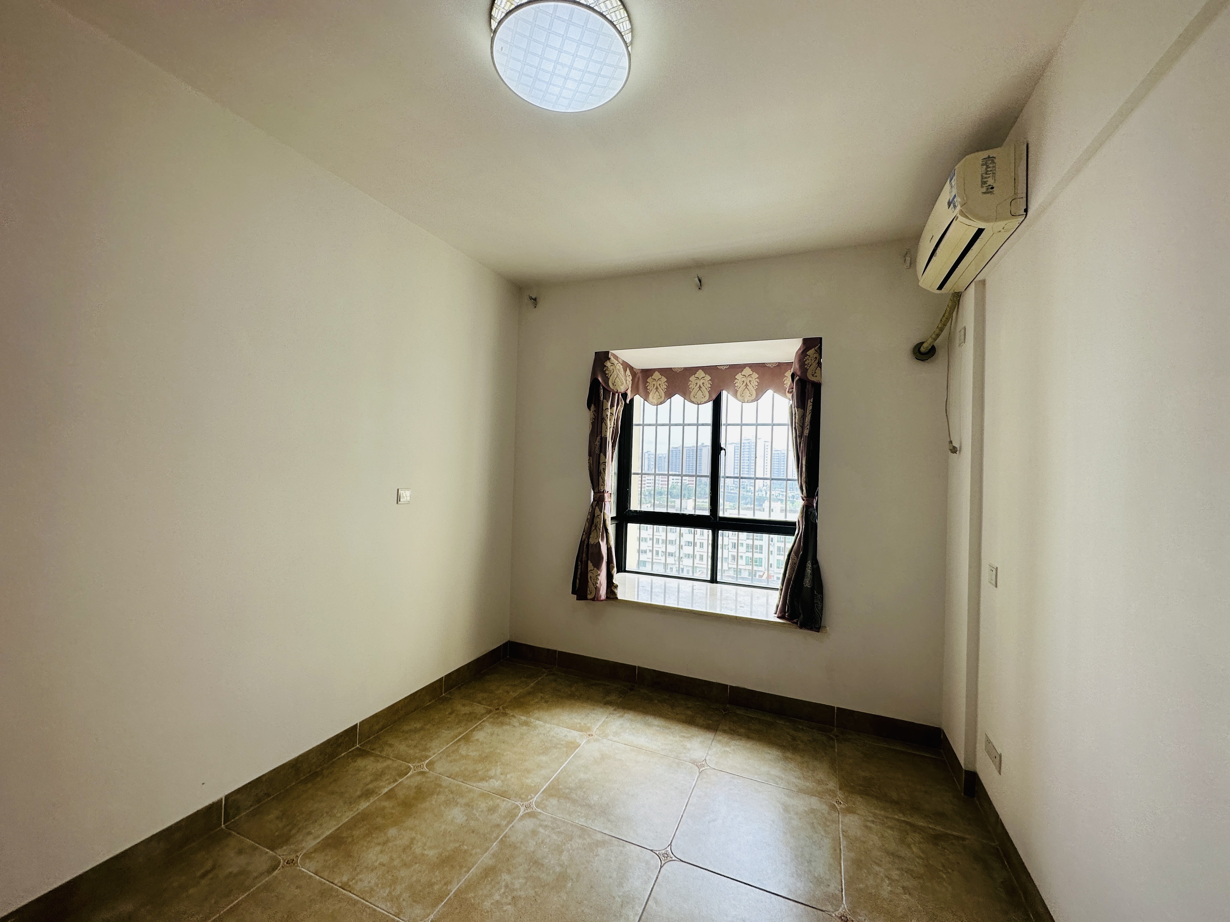 锦盘花园 3室2厅2卫 150.0万 锦盘花园 3室2厅2卫 150.0万卧室