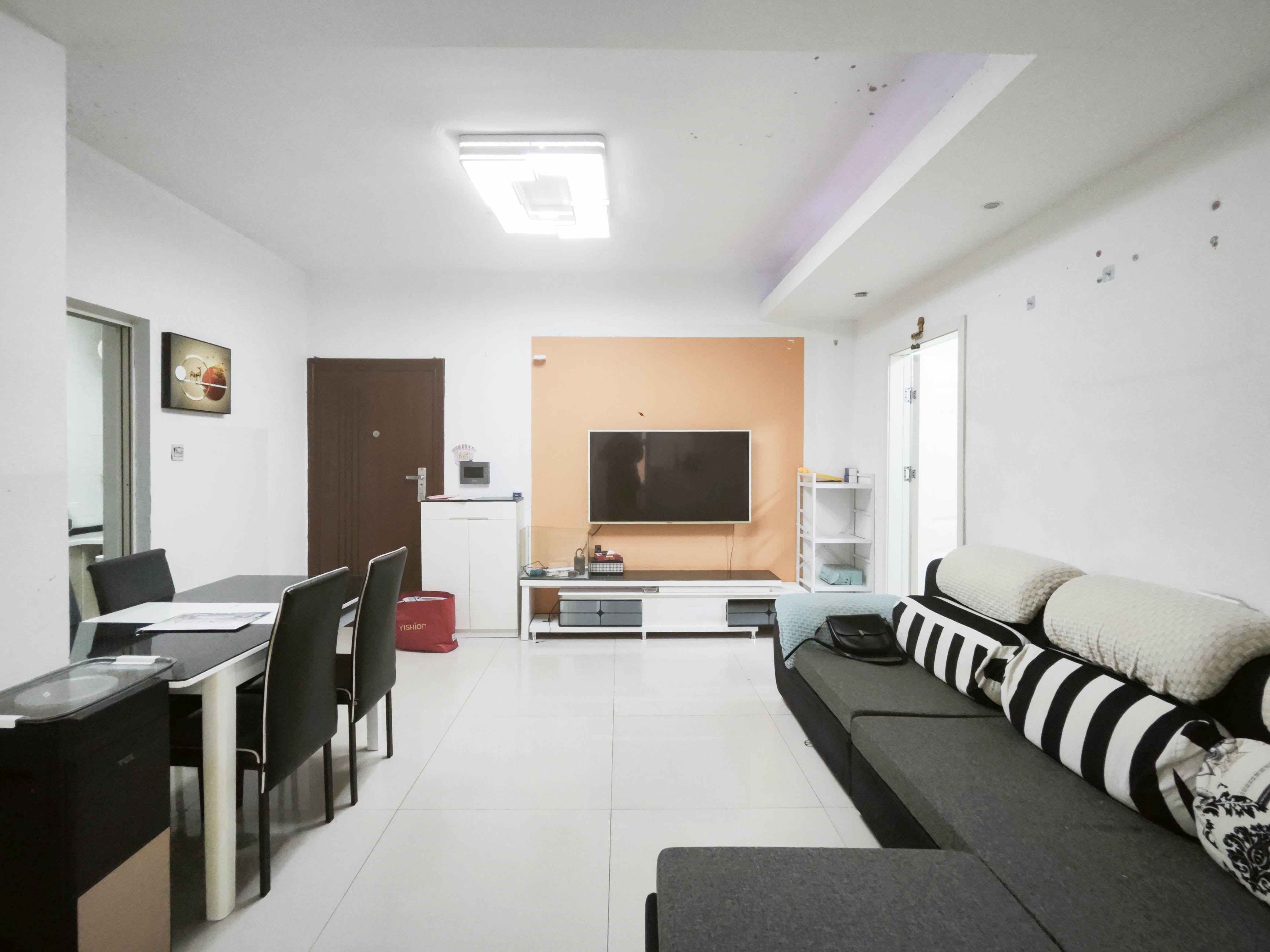 华悦城 3室2厅1卫 69.0万 华悦城 3室2厅1卫 69.0万客厅