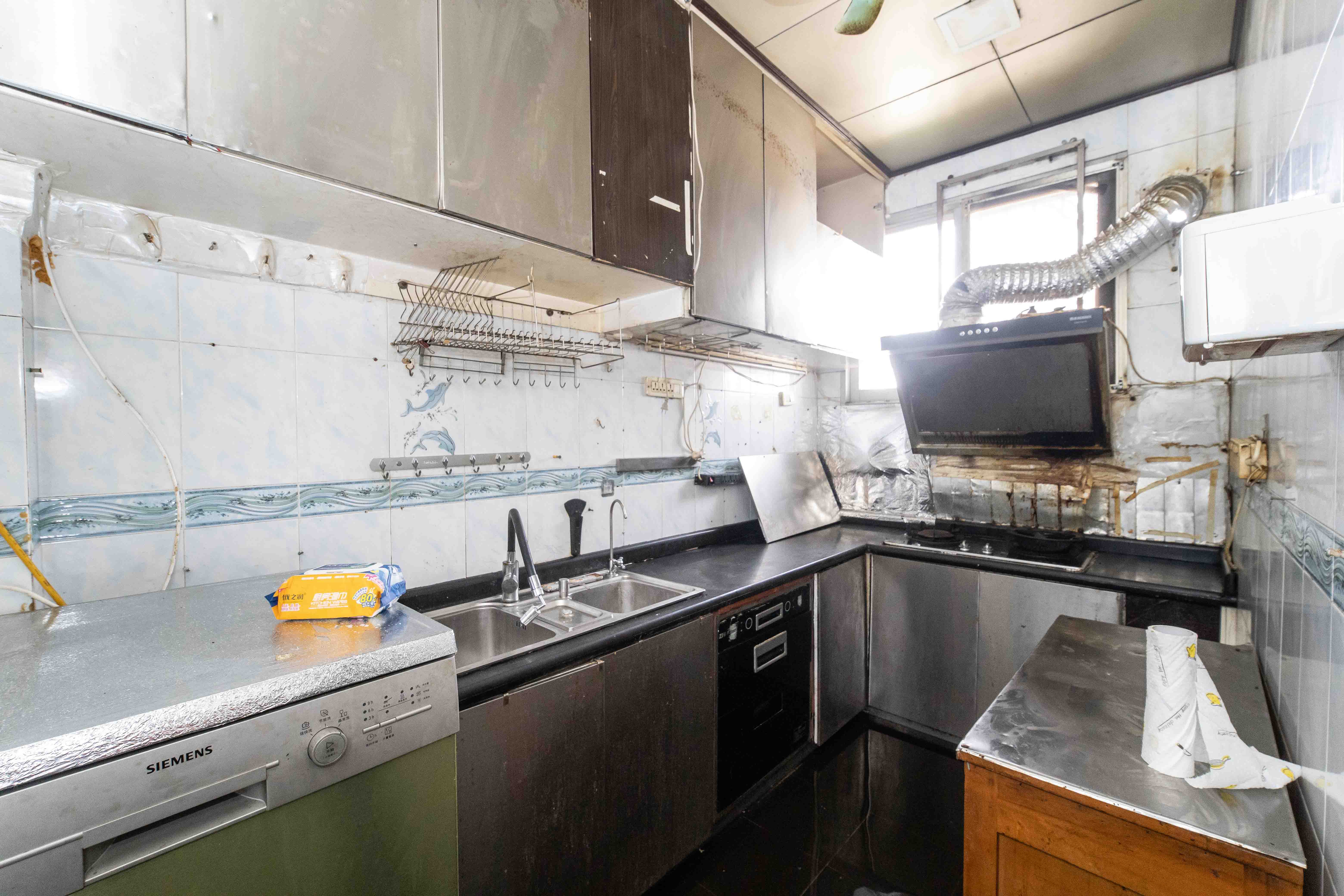 火星一片  4室2厅3卫    125.0万厨房