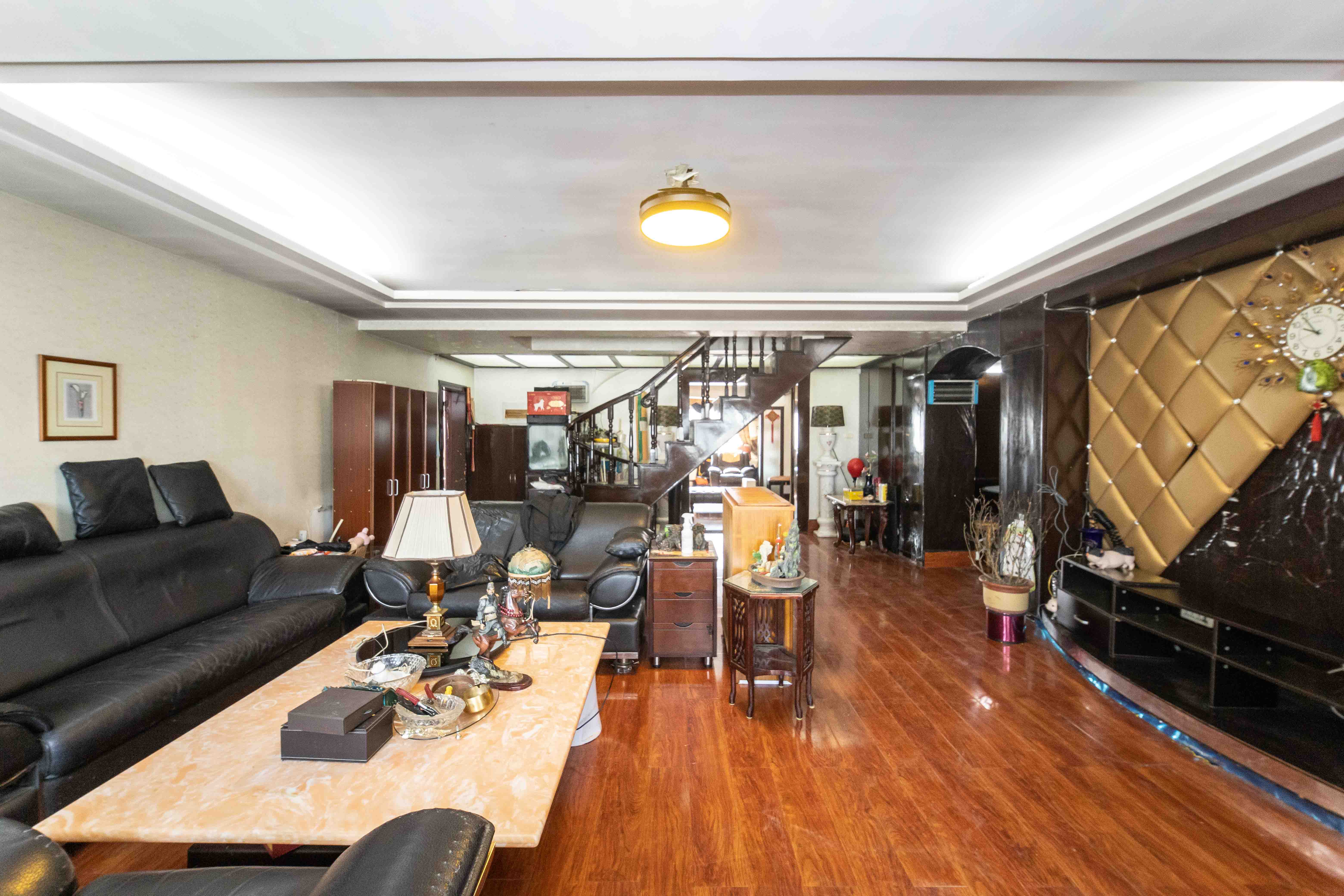 火星一片  4室2厅3卫    125.0万客厅