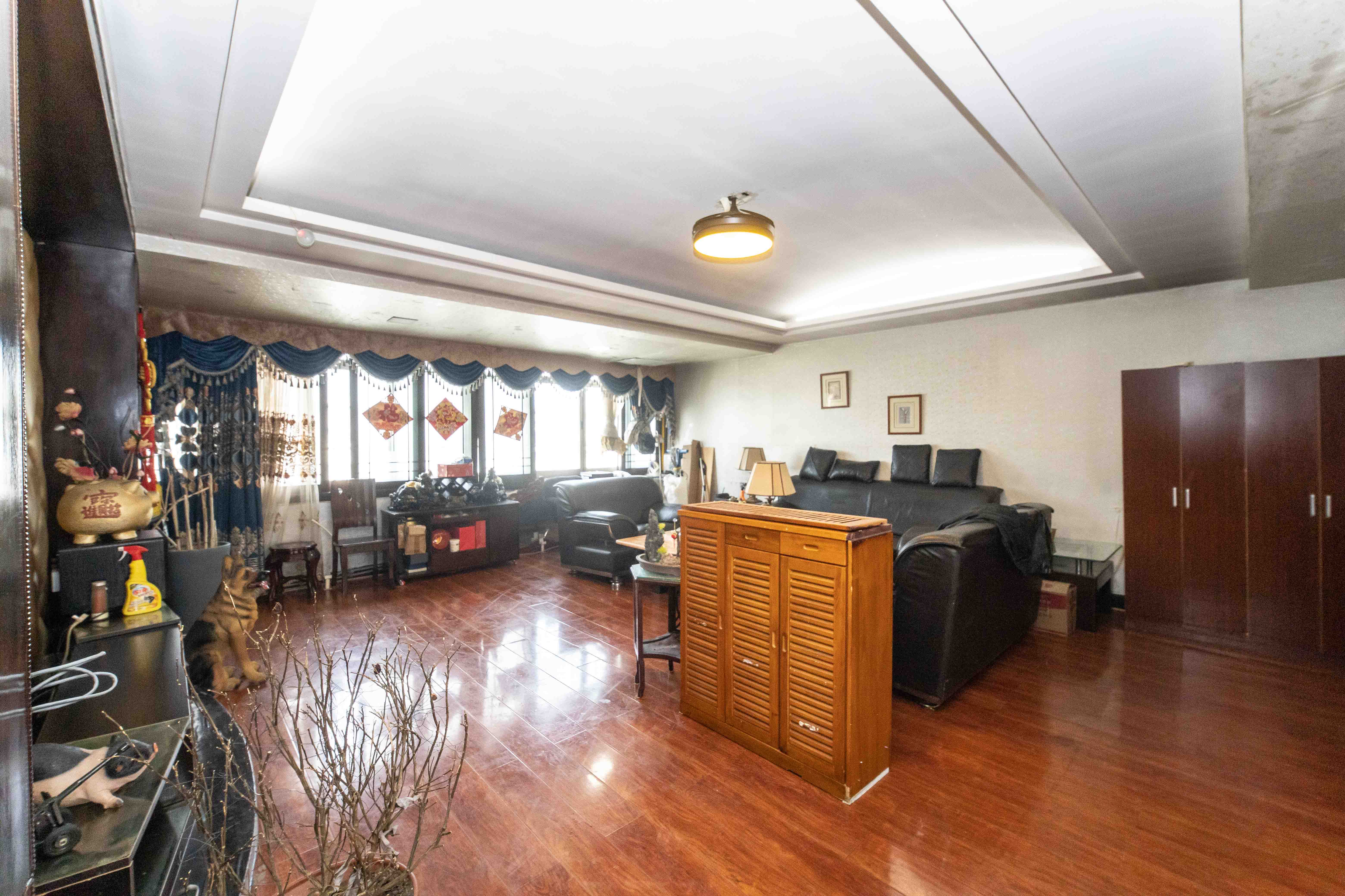 火星一片  4室2厅3卫    125.0万客厅