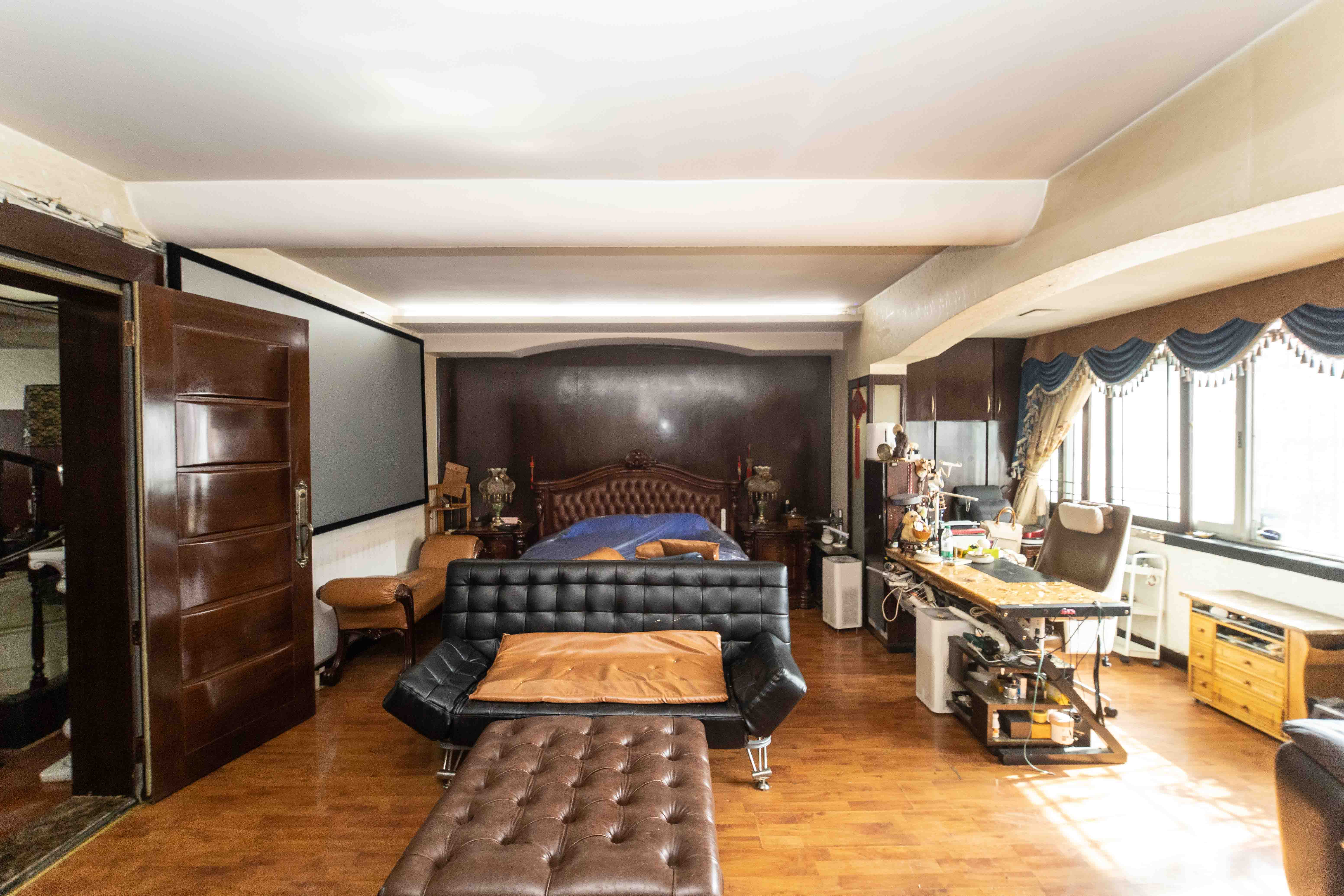 火星一片  4室2厅3卫    125.0万客厅