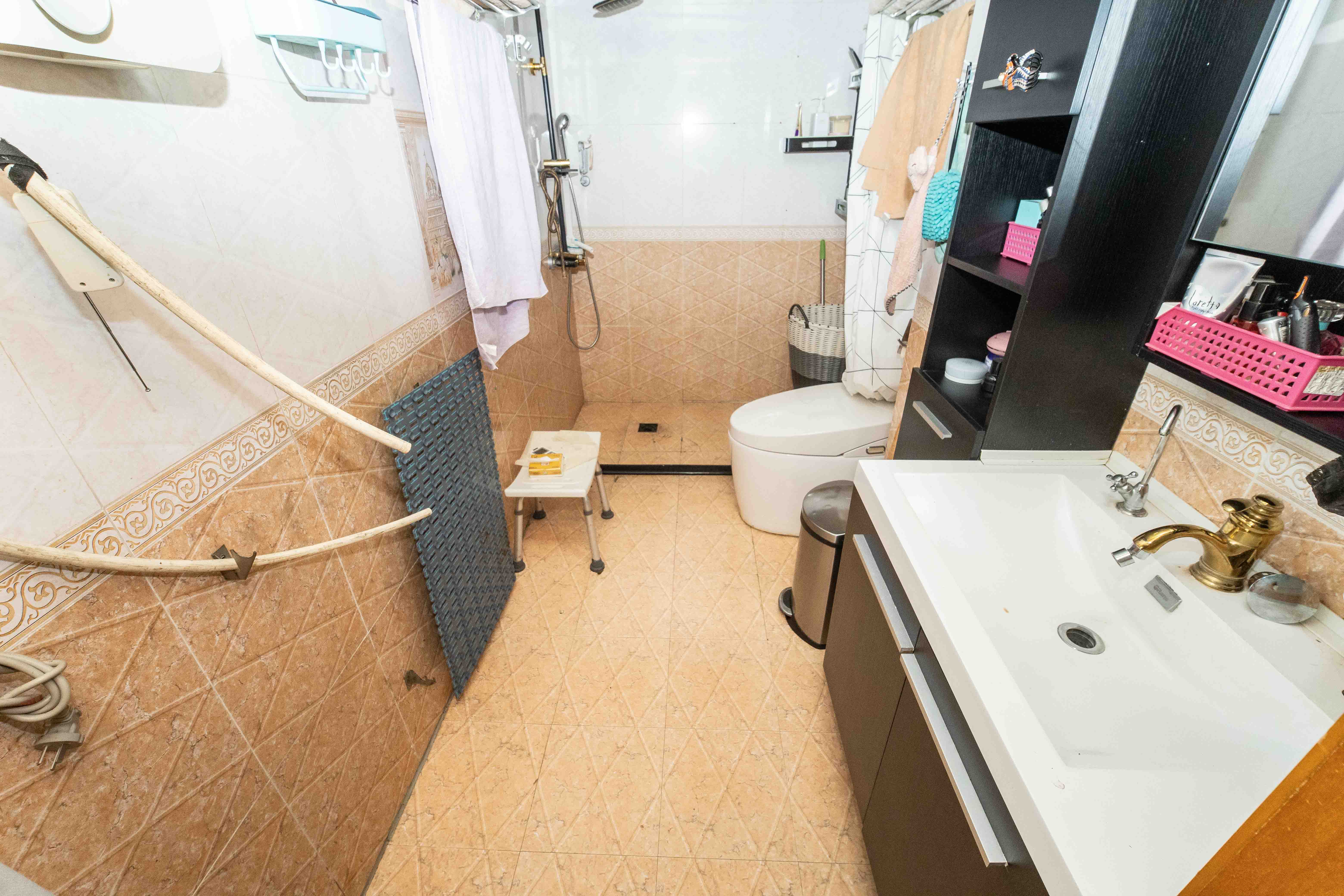 火星一片  4室2厅3卫    125.0万卫生间