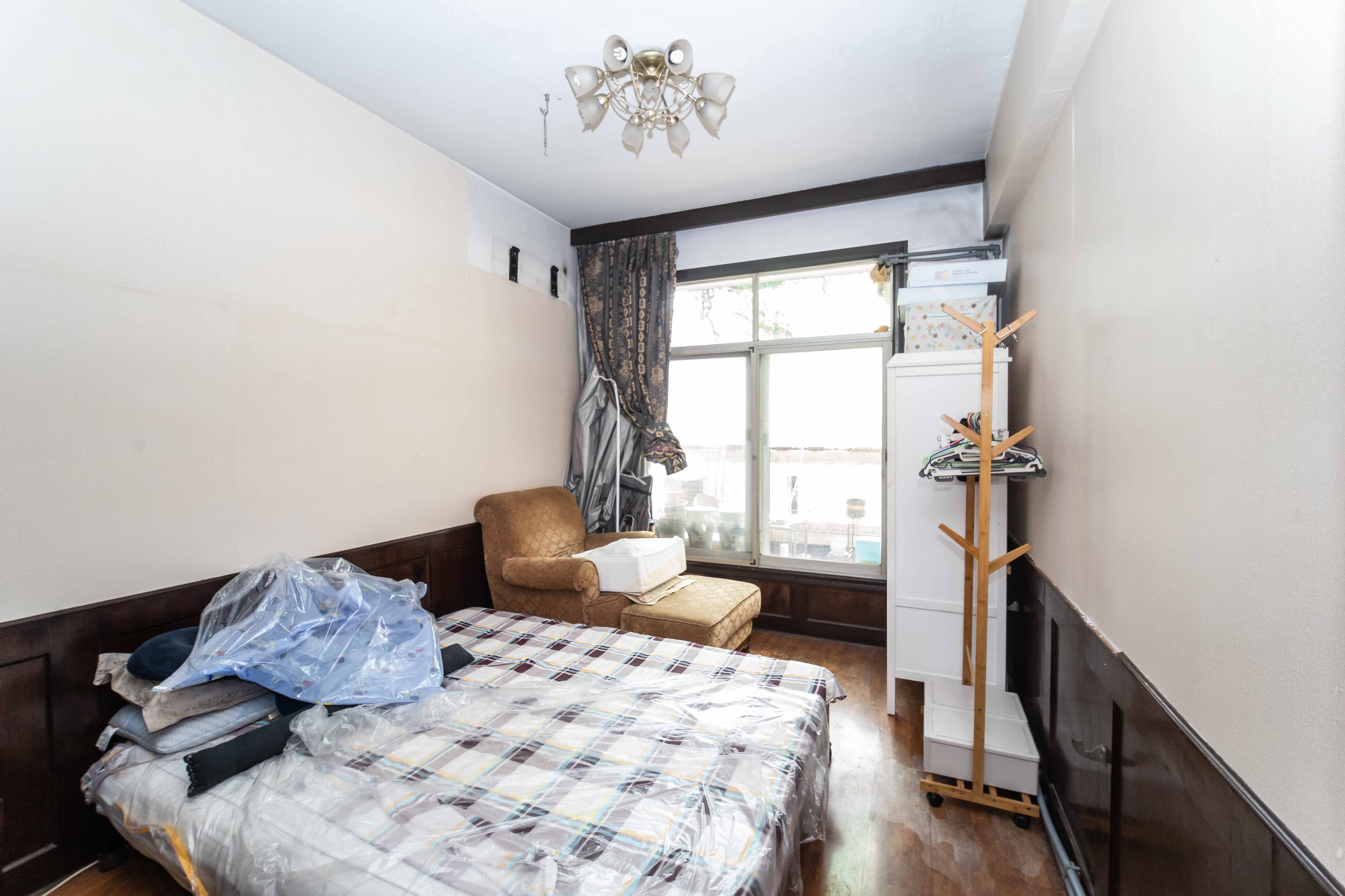 火星一片  4室2厅3卫    125.0万卧室