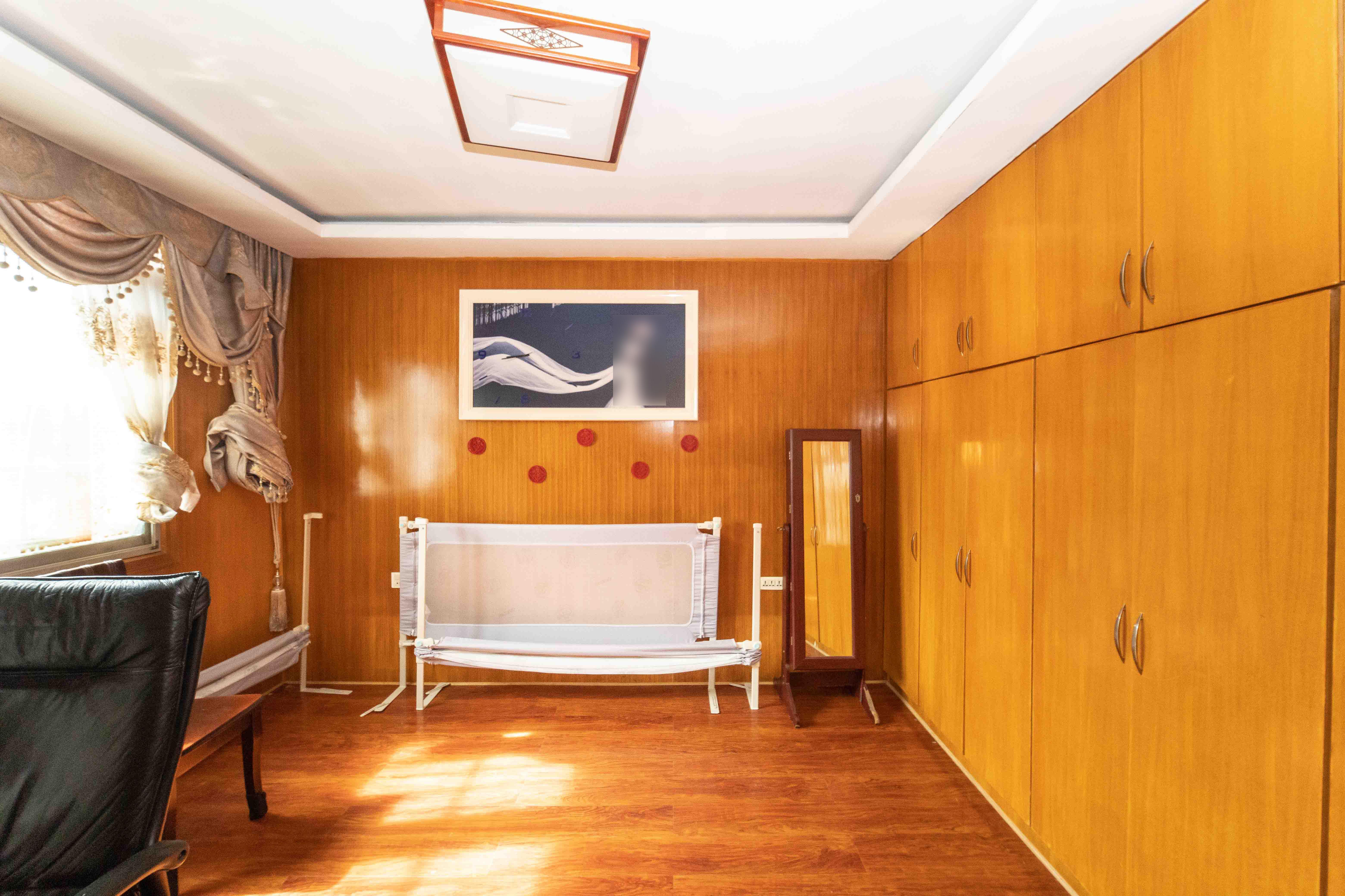 火星一片  4室2厅3卫    125.0万卧室